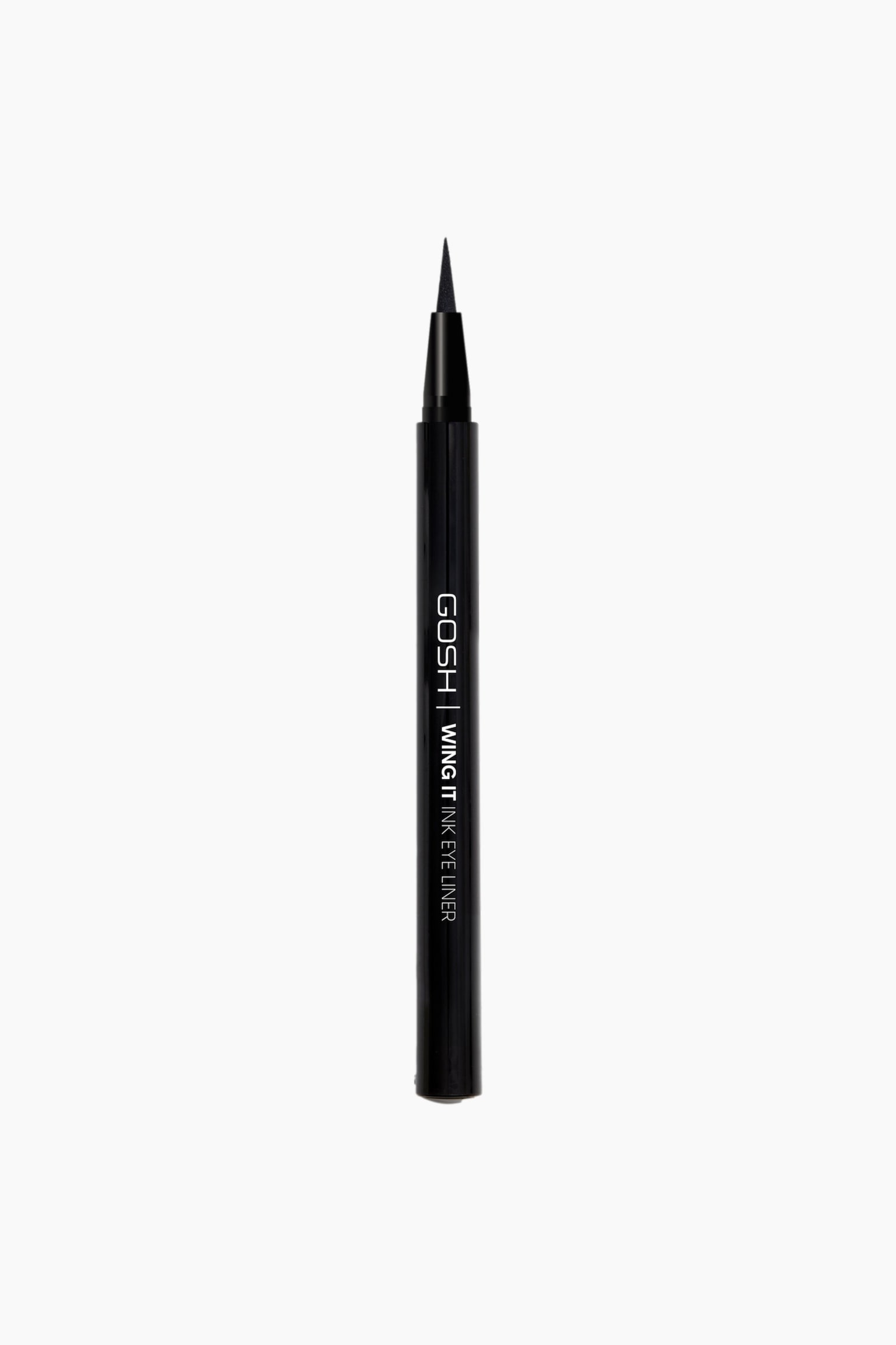 Wing It Ink Eye Liner stÃ¥r vertikalt og viser en slank, blank svart sylindrisk kropp med hvit tekst som lyder Â«GOSH \| WING IT INK EYE LINERÂ». Pennen uten hette avdekker en fin, spiss svart filtspiss pÃ¥ toppen.