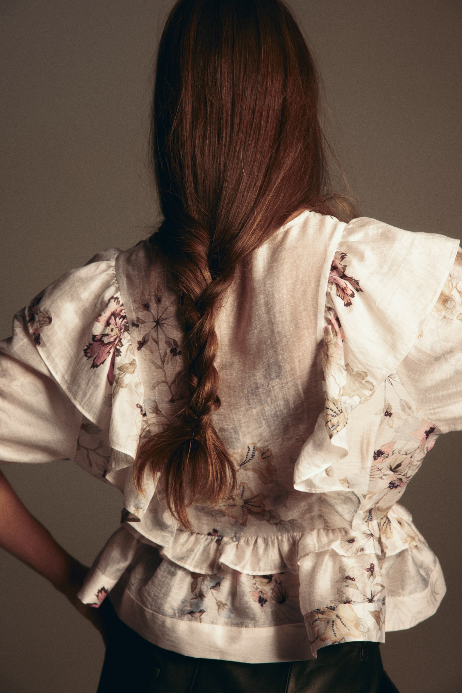 Top z domieszką lnu i baskinką - Biały/Kwiaty - 3