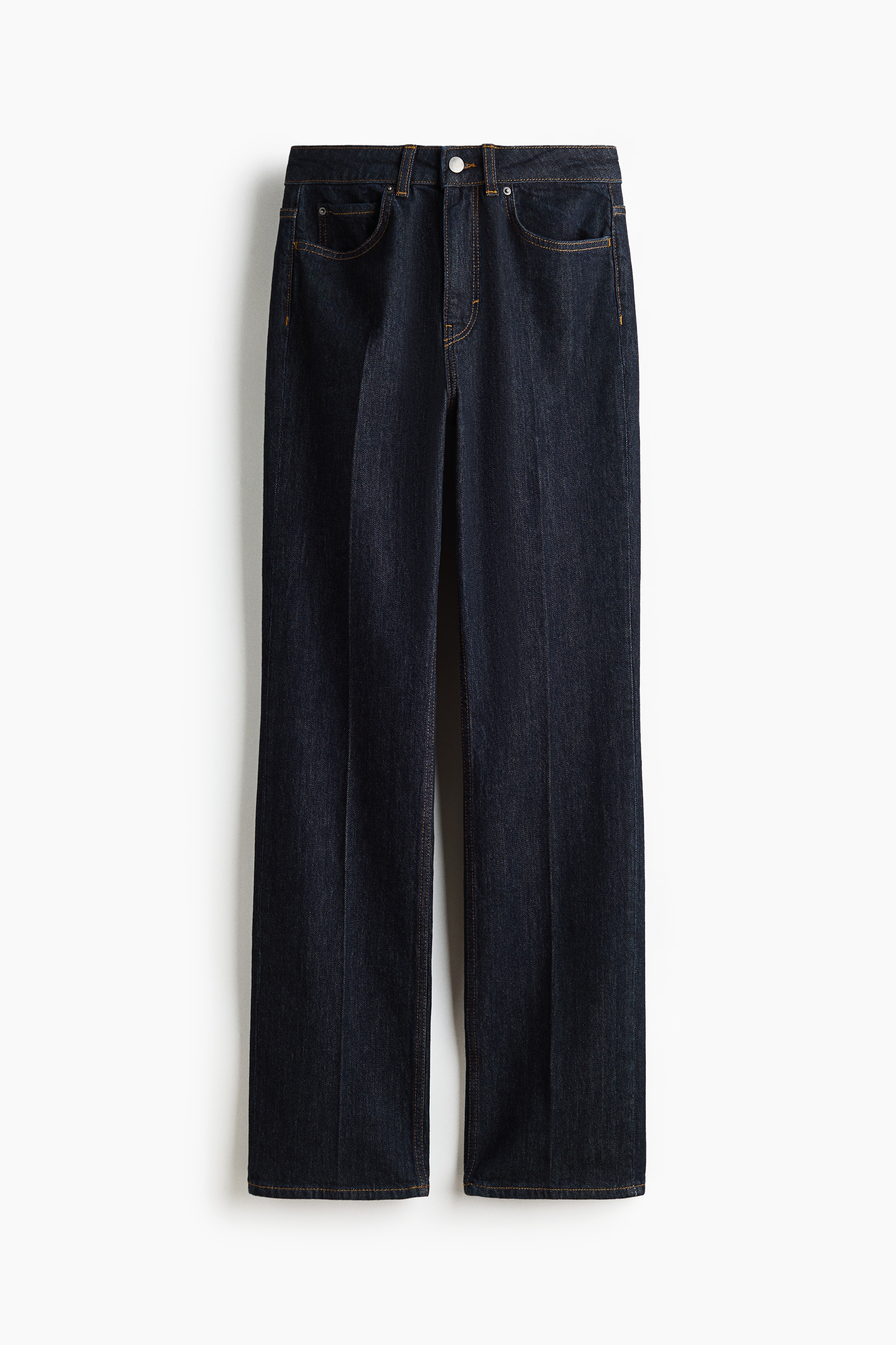 Die dunkel gewaschene, tief sitzende Straight-Leg-Jeans wird von dem Model getragen, das mit beiden HÃ¤nden in den vorderen Taschen steht. Die Jeans ist mit einem weiÃen Tanktop mit Rundhalsausschnitt und schwarzen flachen Sandalen kombiniert.