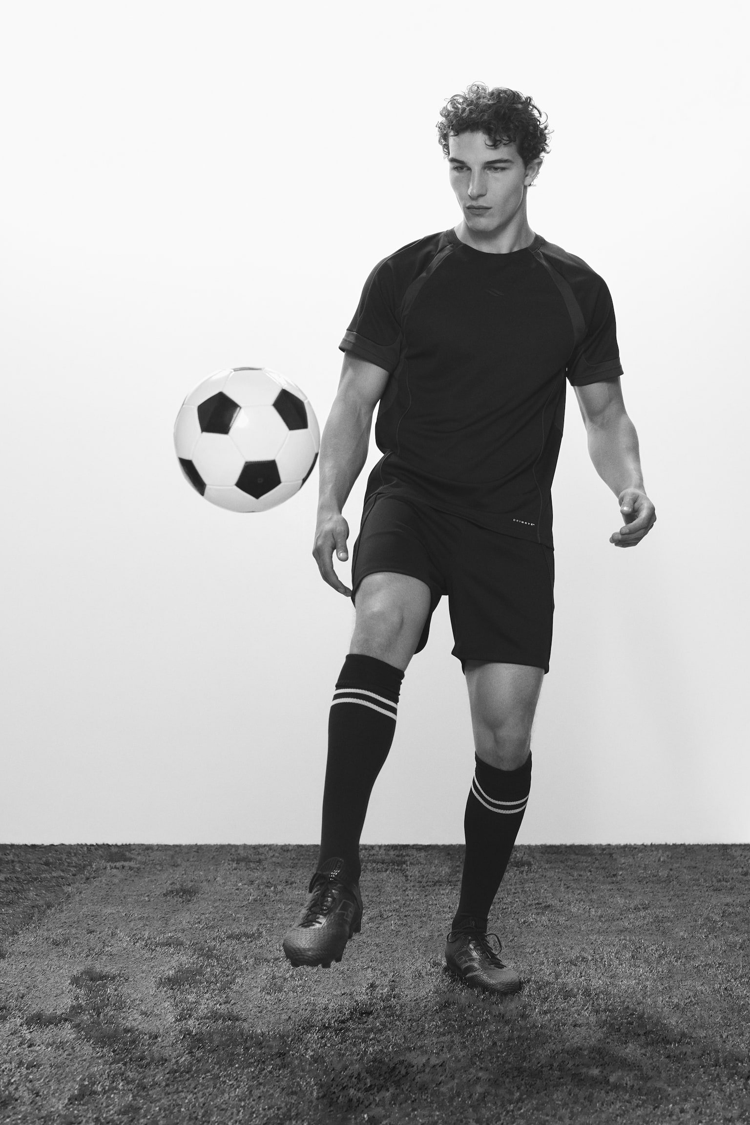 Мужские шорты H&M Move Soccer with DryMove™, цвет: Чёрный — фото 3