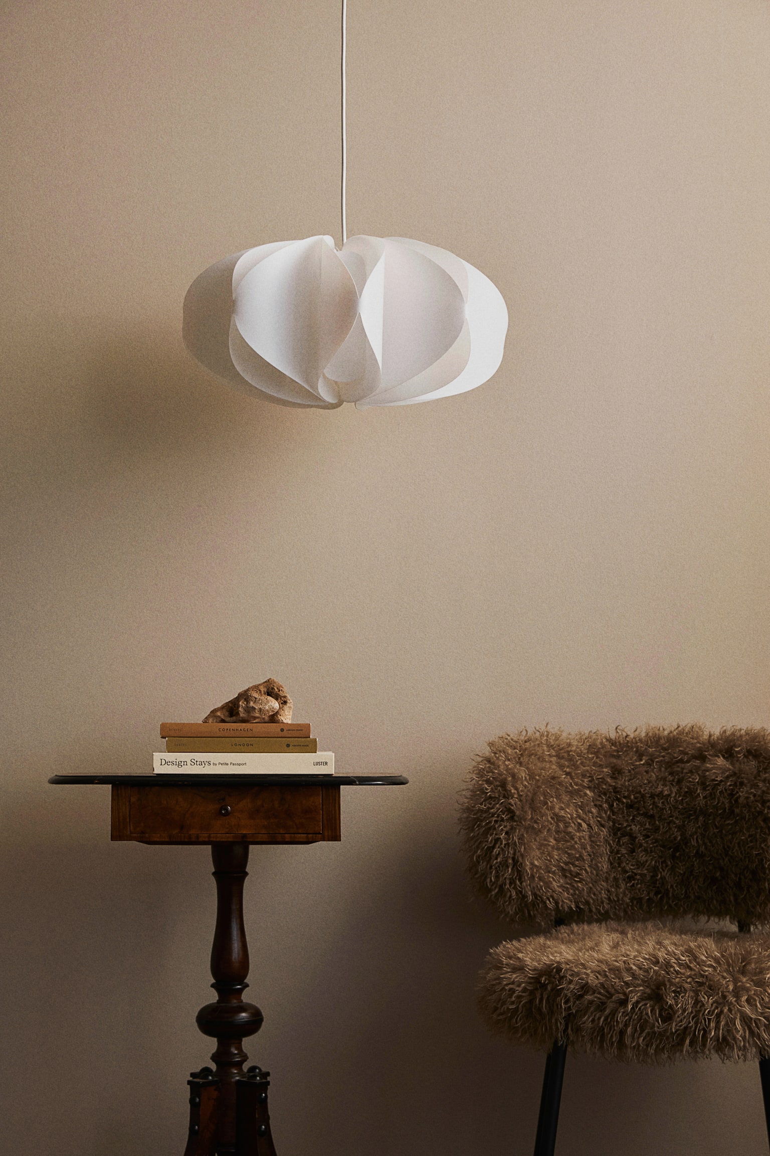 Petal-like pendant light - White - 2