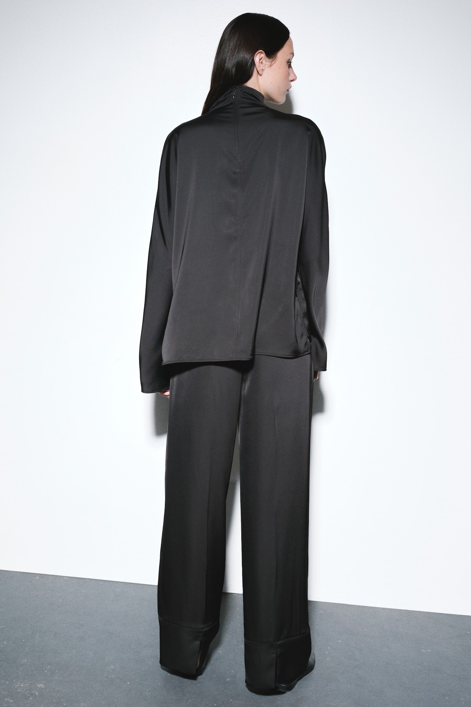 Женская блузка H&M Satin Mock Turtleneck Blouse, цвет: Чёрный — фото 4