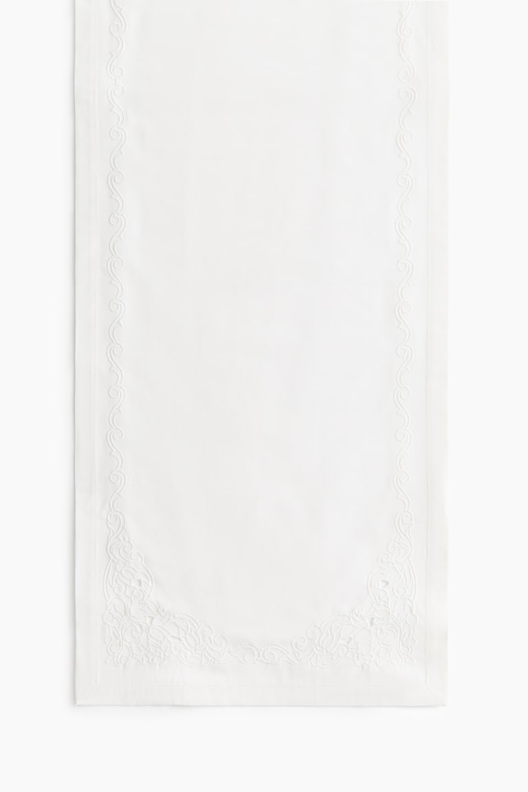 Stona traka s vezenim detaljima