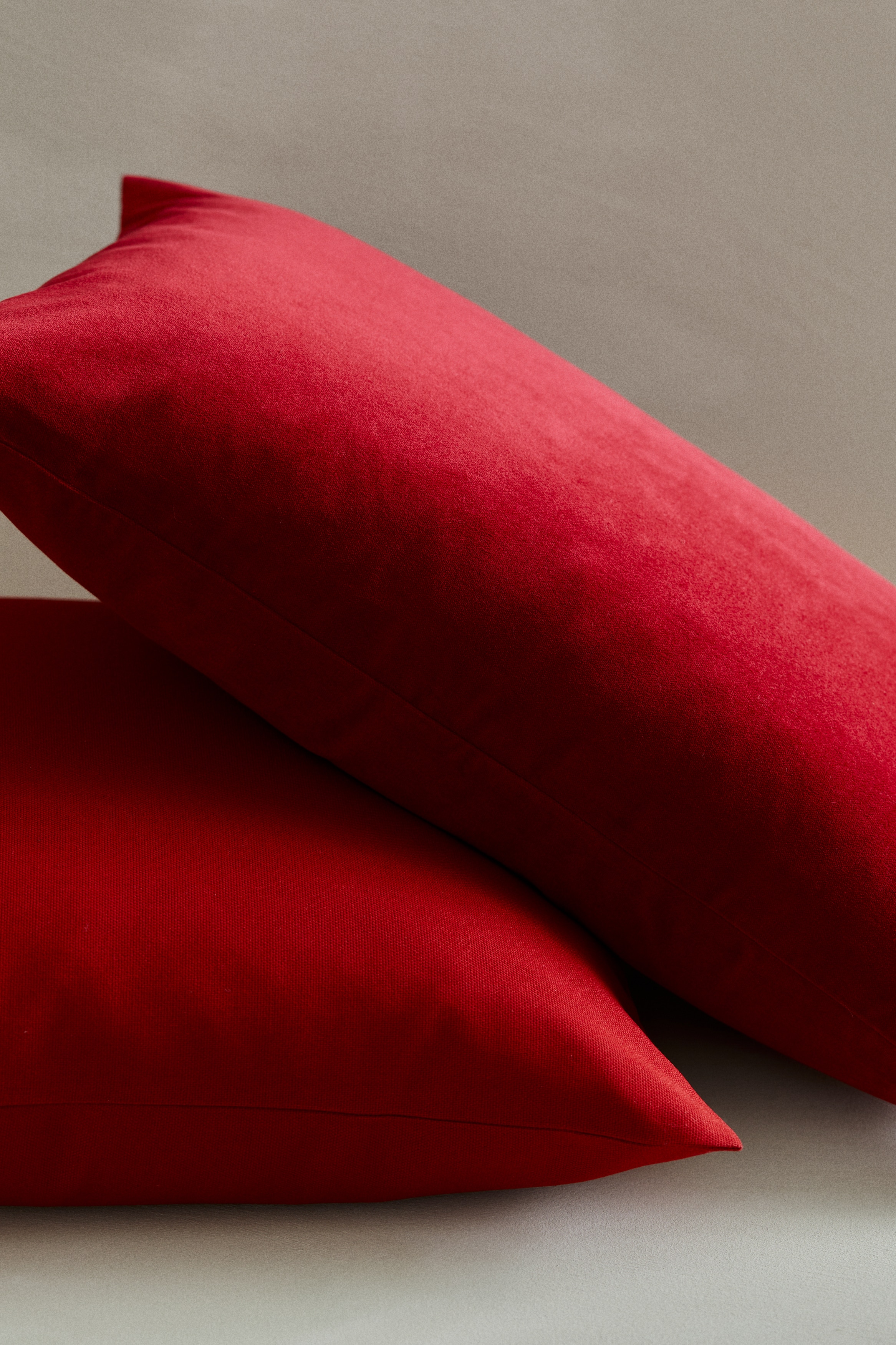 H & M - コットンベルベットクッションカバー - レッド H & M - コットンベルベットクッションカバー - レッド