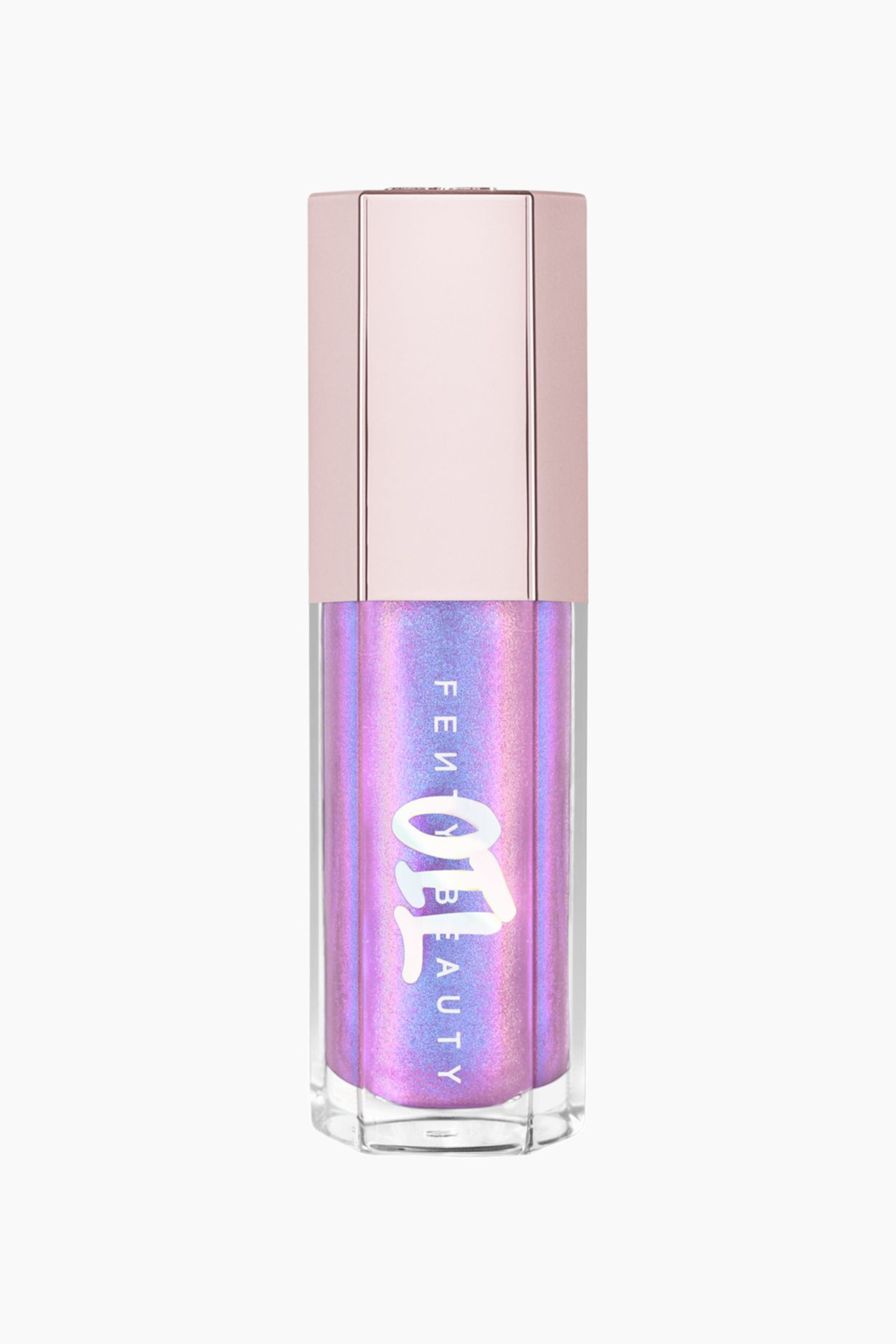 Visa större bild: Gloss Bomb Oil Luminizing Lip Oil 'n Gloss står upprätt i en frontvänd vy och visar sin hexagonala, genomskinliga behållare fylld med en skimrande, iriserande lila och rosa vätska. En metallisk ljusrosa hexagonal kork förseglar ovansidan, och de vita logotyperna för 'FENTY BEAUTY' och 'OIL' löper lodrätt längs framsidan.