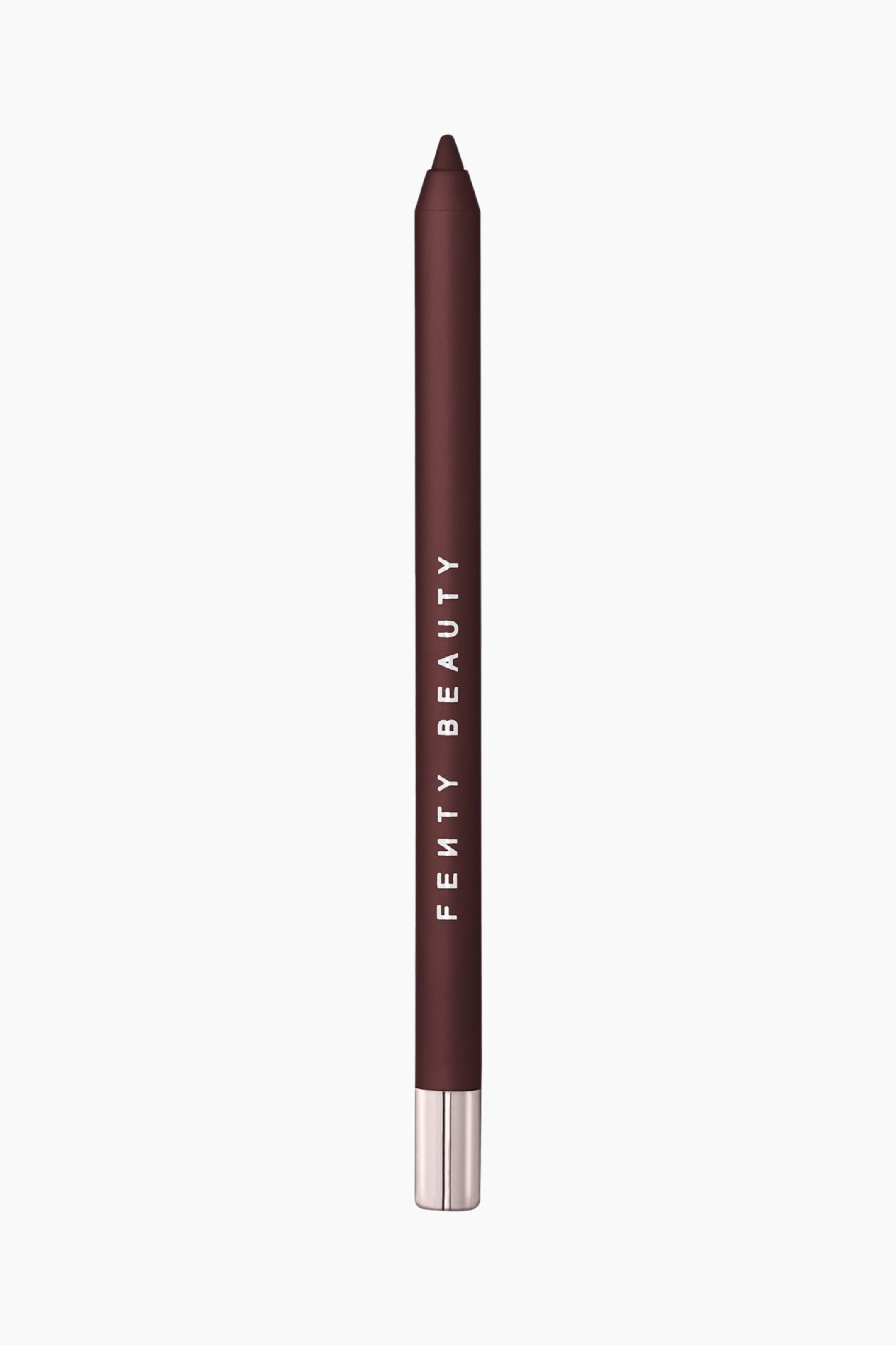 Visa större bild: Trace'd Out Longwear Waterproof Pencil Lip Liner står upprätt och har en djuplila pennkropp med en matchande vässad spets som pekar uppåt. Varumärkesnamnet "FENTY BEAUTY" är tryckt lodrätt i vita bokstäver på sidan, och en metalliskt silverfärgad bas avslutar den nedre änden.