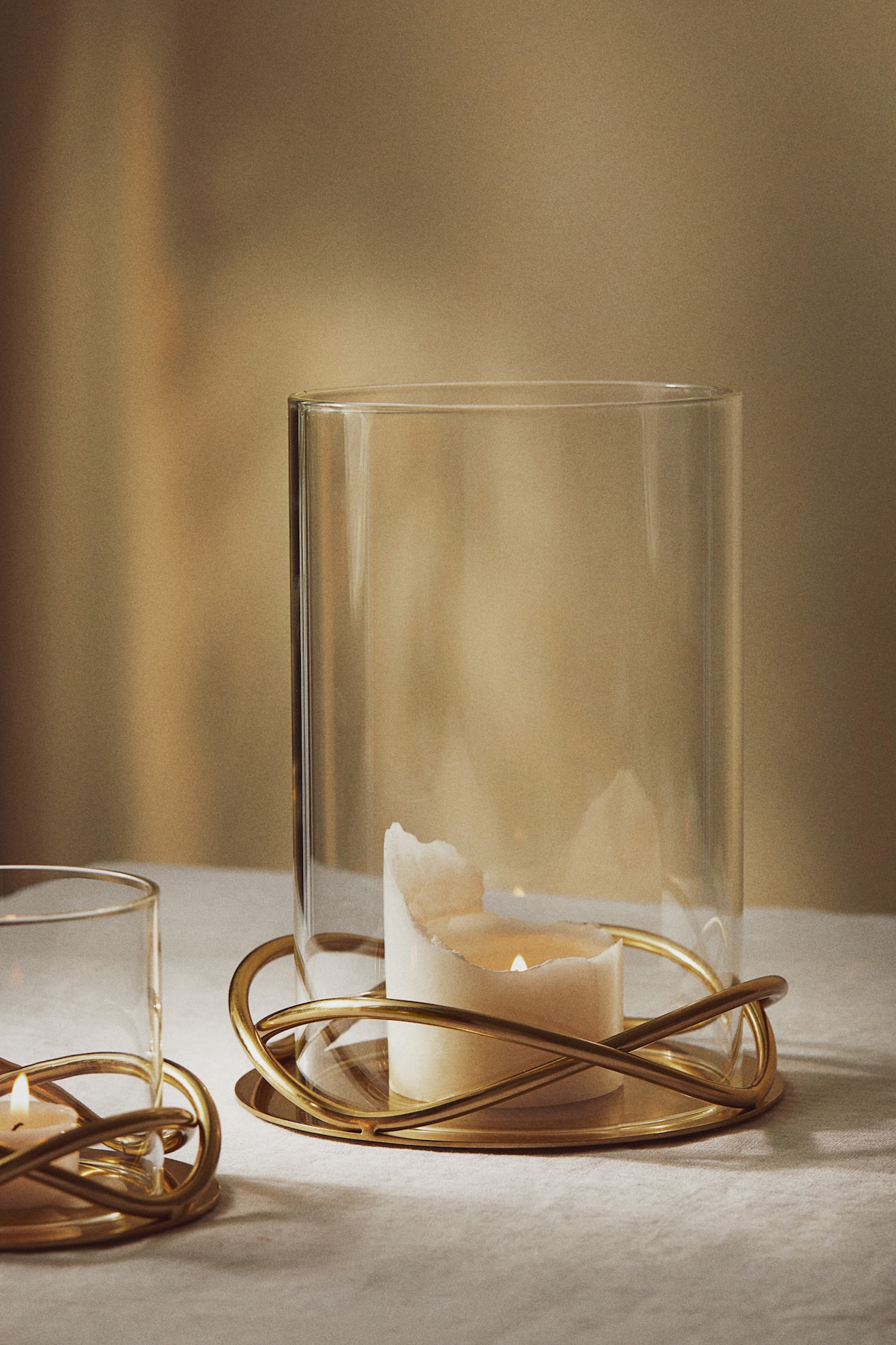 windlicht-aus-metall-und-glas-goldfarben-transparent-home-all-h-m-de