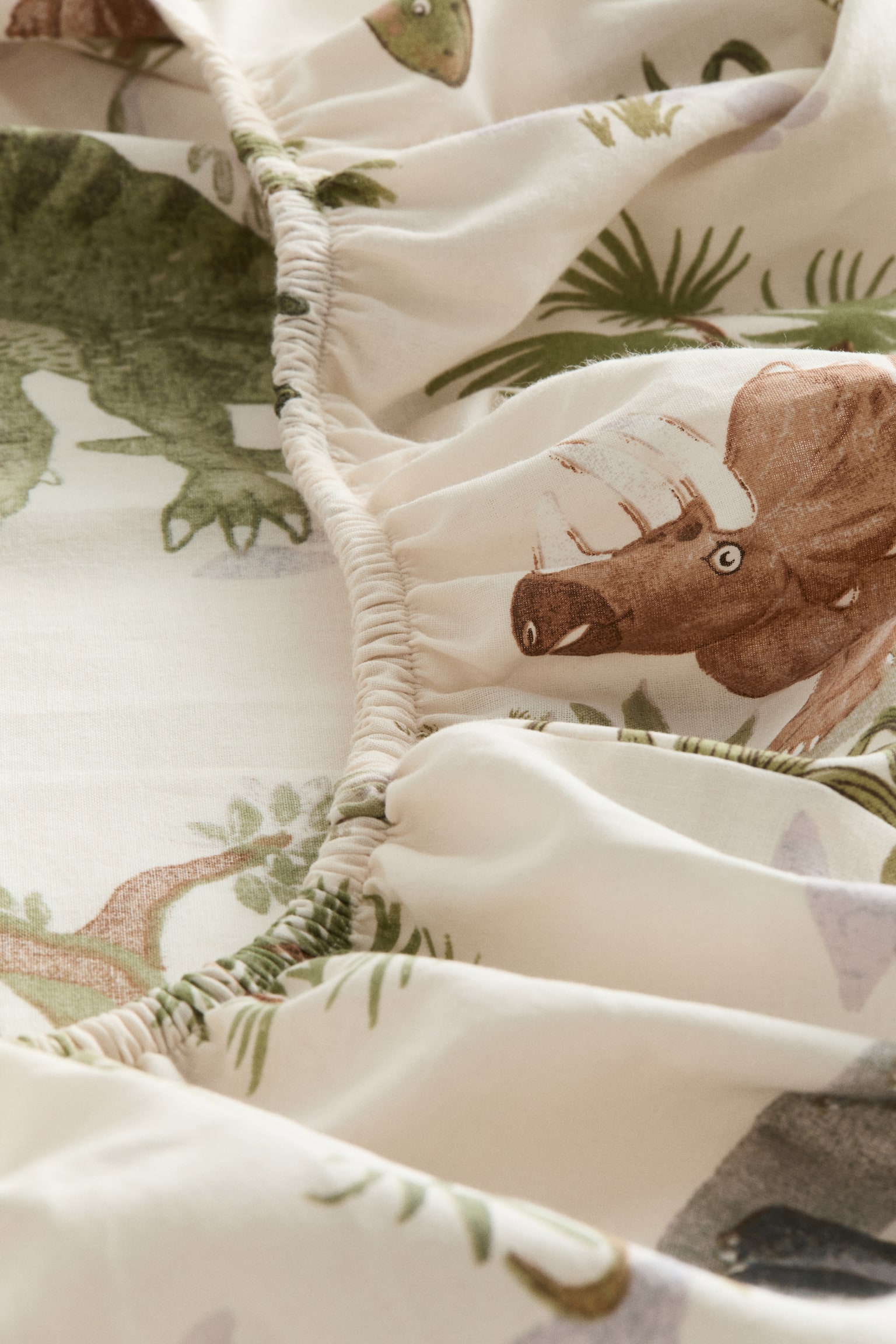 Patterned Cotton Fitted Sheet - Light beige/dinosaurs/Green/clover/Green/dinosaurs/White/dotted/Dusty rose/small flowers/Dark blue/patterned - 3