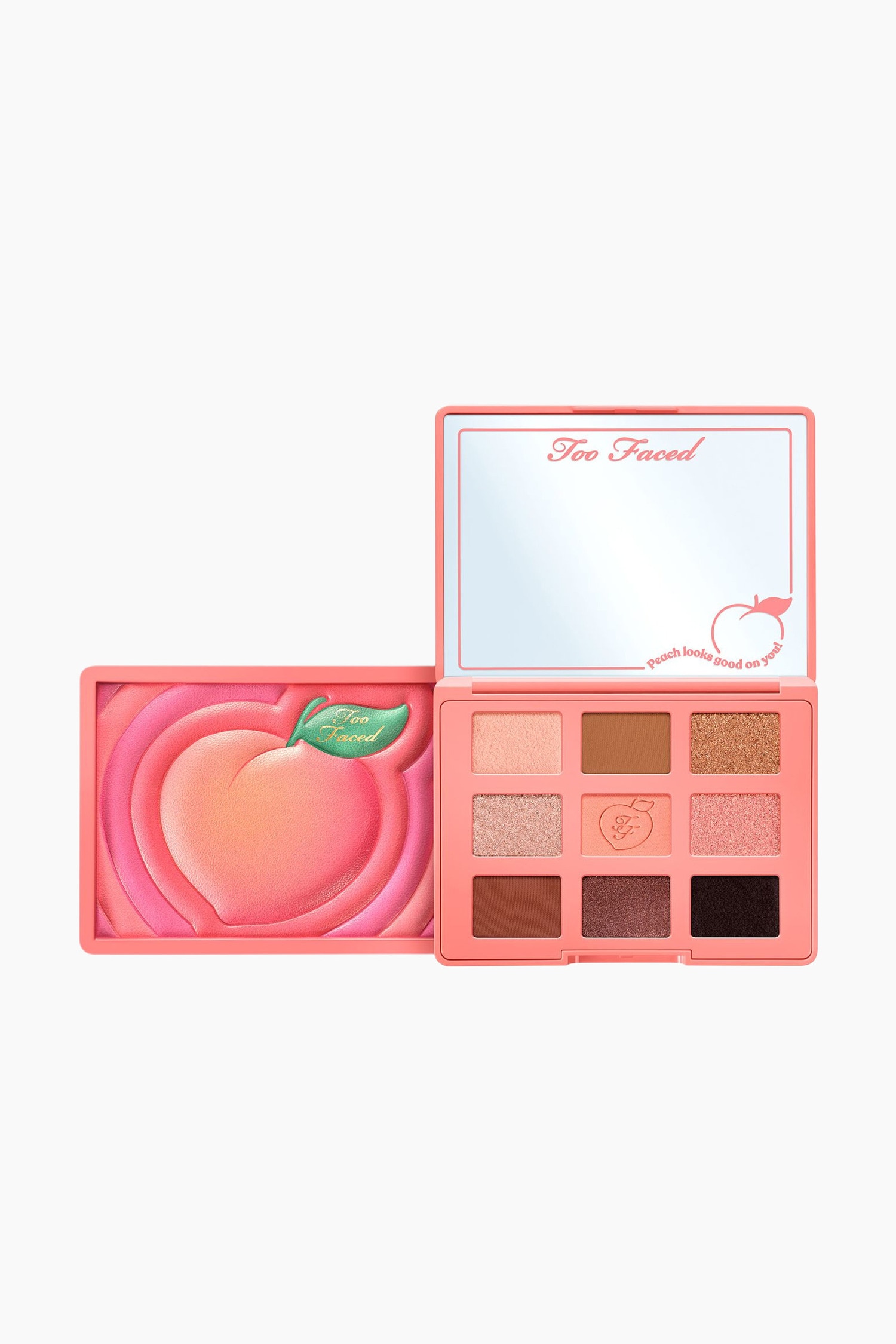 Sweet Peach 9-sÃ¤vyinen Eye Shadow Palette on avattuna ja hieman oikealle kallellaan, esitellen vaaleanpunaisen kotelon, jonka sisÃ¤luomessa on suuri koholla oleva persikka-aiheinen kuvio. Alemmassa osassa nÃ¤kyy neliÃ¶nmuotoisia luomivÃ¤rinappeja pronssin, vaaleanpunaisen ja ruskean sÃ¤vyissÃ¤, ja yhdessÃ¤ napissa on kohokuvioitu persikkadesign.