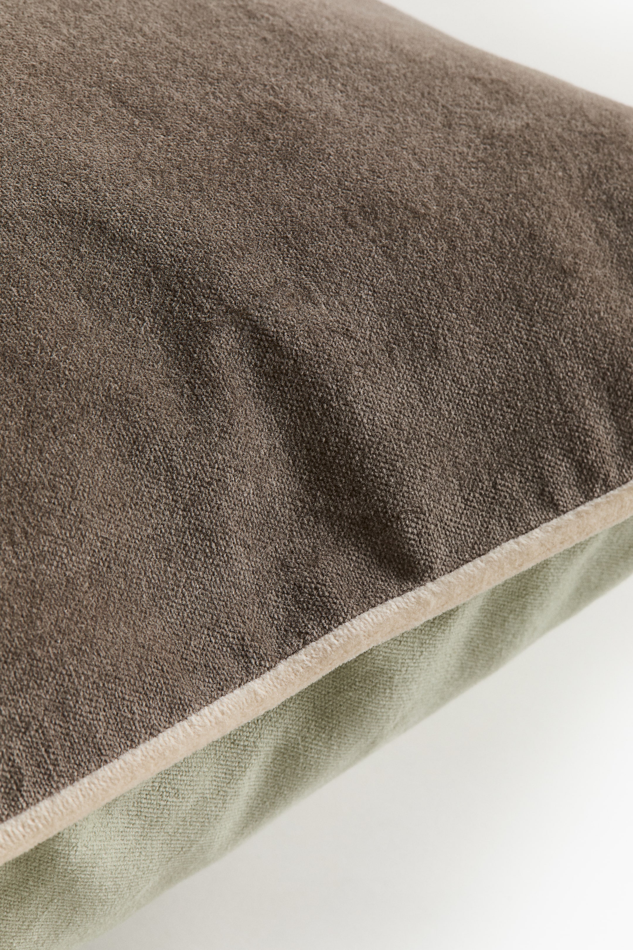 Prikaži veću sliku: Jastučnica od somota s ukrasnim paspulom - Svetlozelena/sivobež - Home All | H&M RS 4