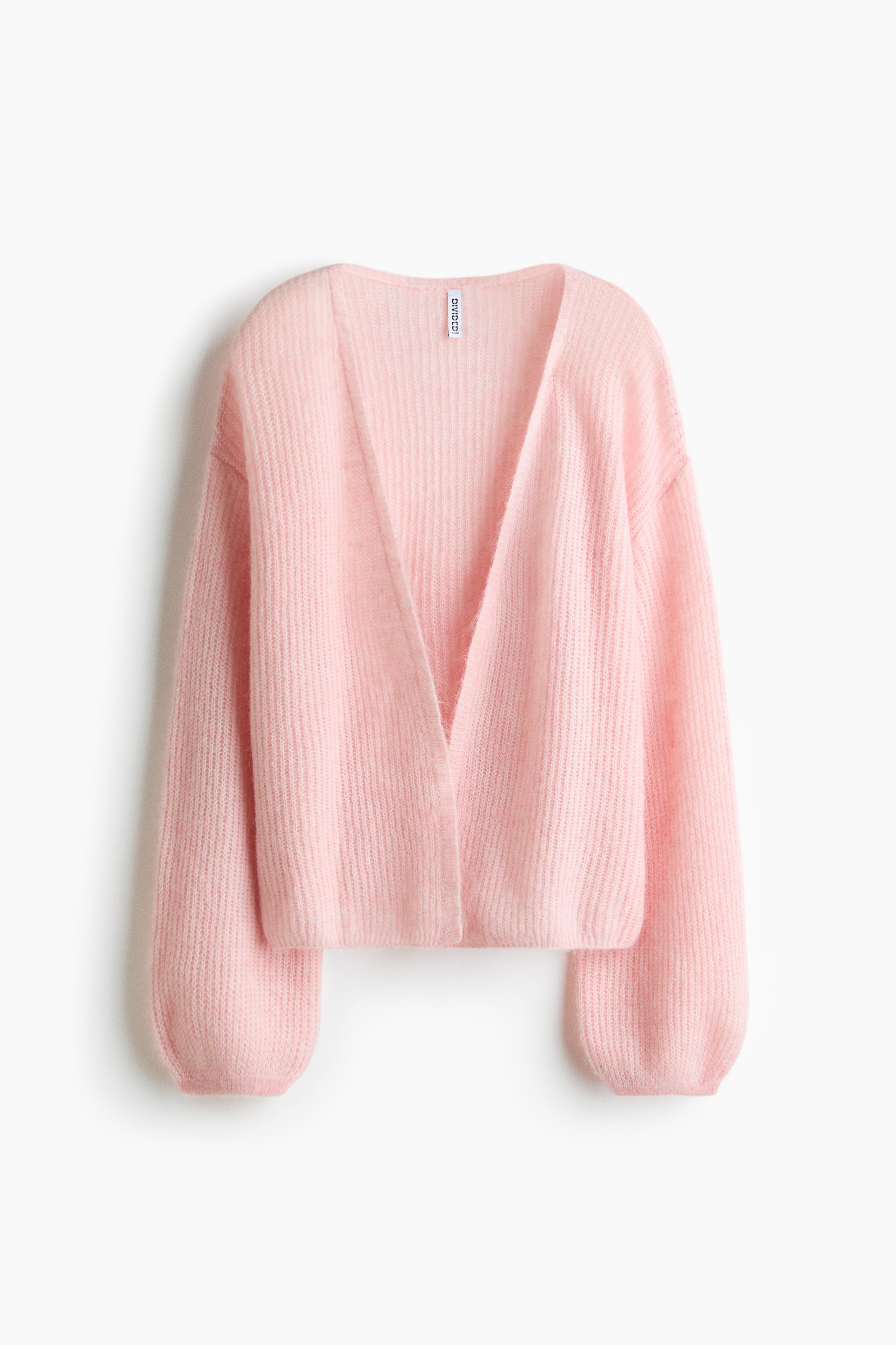 Ce cardigan coupe ample, rose pÃ¢le, en tricot brossÃ© doux, est prÃ©sentÃ© de face, superposÃ© Ã  un t-shirt blanc Ã  col rond. Il prÃ©sente un profond dÃ©colletÃ© en V, une ouverture sur le devant, des Ã©paules tombantes et de longues manches ballon avec finition cÃ´telÃ©e.