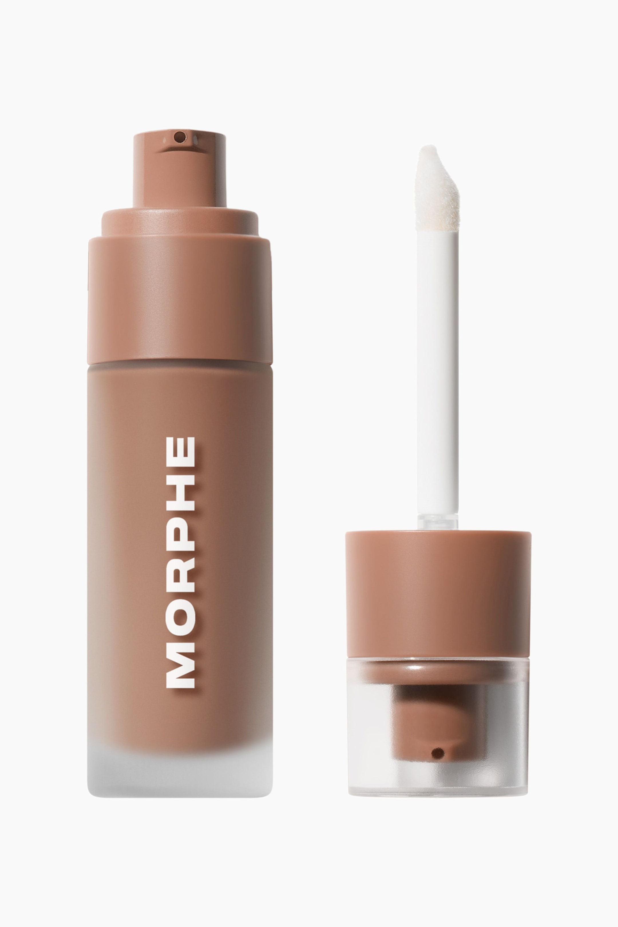 Visa större bild: En frontvänd studiobild visar en cylindrisk flaska i frostat glas fylld med en mellanmörkbrun flytande bronzer, med en matchande brun pump och den vertikala vita logotypen ”MORPHE”. Intill flaskan visas det avtagbara bruna locket med en genomskinlig bas, där en vit applikatorstav som avslutas med en snedställd doe-foot-applikator syns.