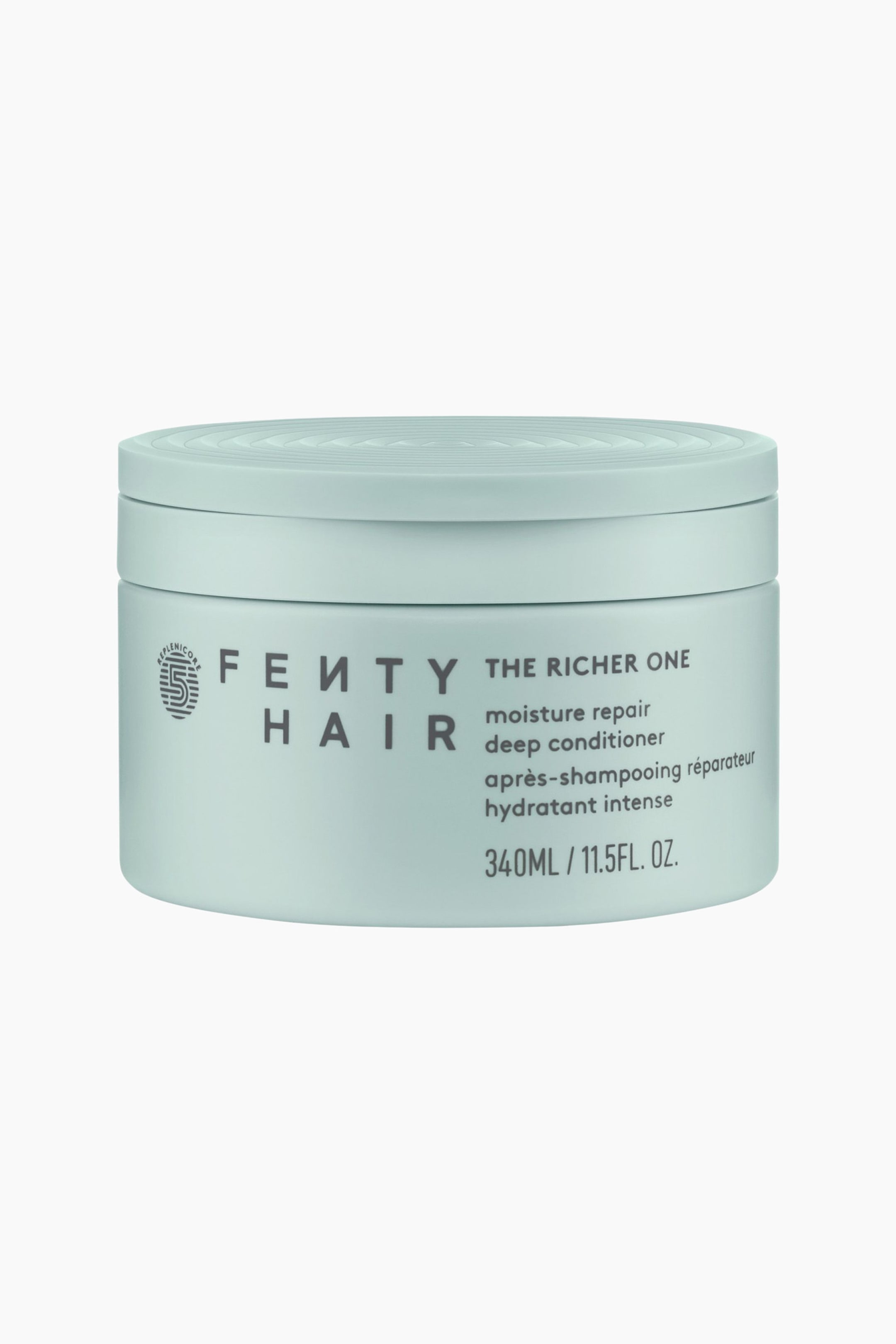 Visa större bild: Richer One Moisture Repair Deep Conditioner står i en framåtvänd position och framstår som en cylindrisk burk i ljus mintgrön färg med ett matchande lock som har koncentriska cirkulära räfflor på ovansidan. Burkens framsida visar mörkgrå tryckt text som inkluderar "FENTY HAIR" och "THE RICHER ONE moisture repair deep conditioner".