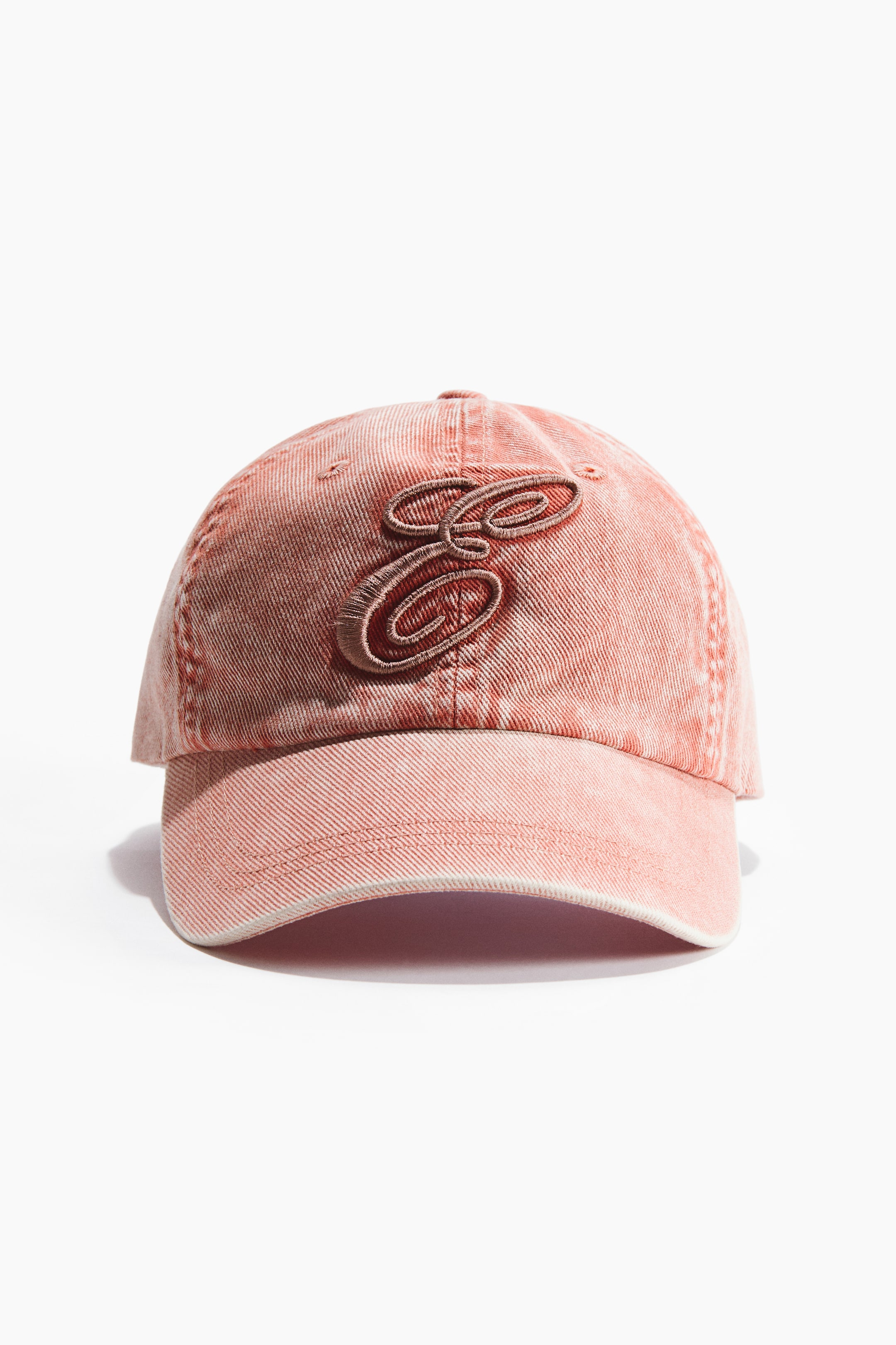 Ver imagen más grande: Una gorra de sarga de algodón en un tono naranja rojizo lavado se presenta de frente, con una visera curva y una letra 'E' estilizada bordada en su panel frontal.