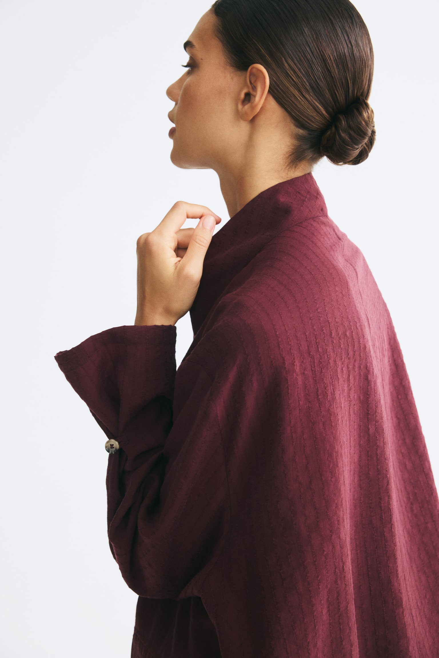 Женская рубашка H&M Textured-Weave Button-Detail, цвет: Бордовый — фото 5