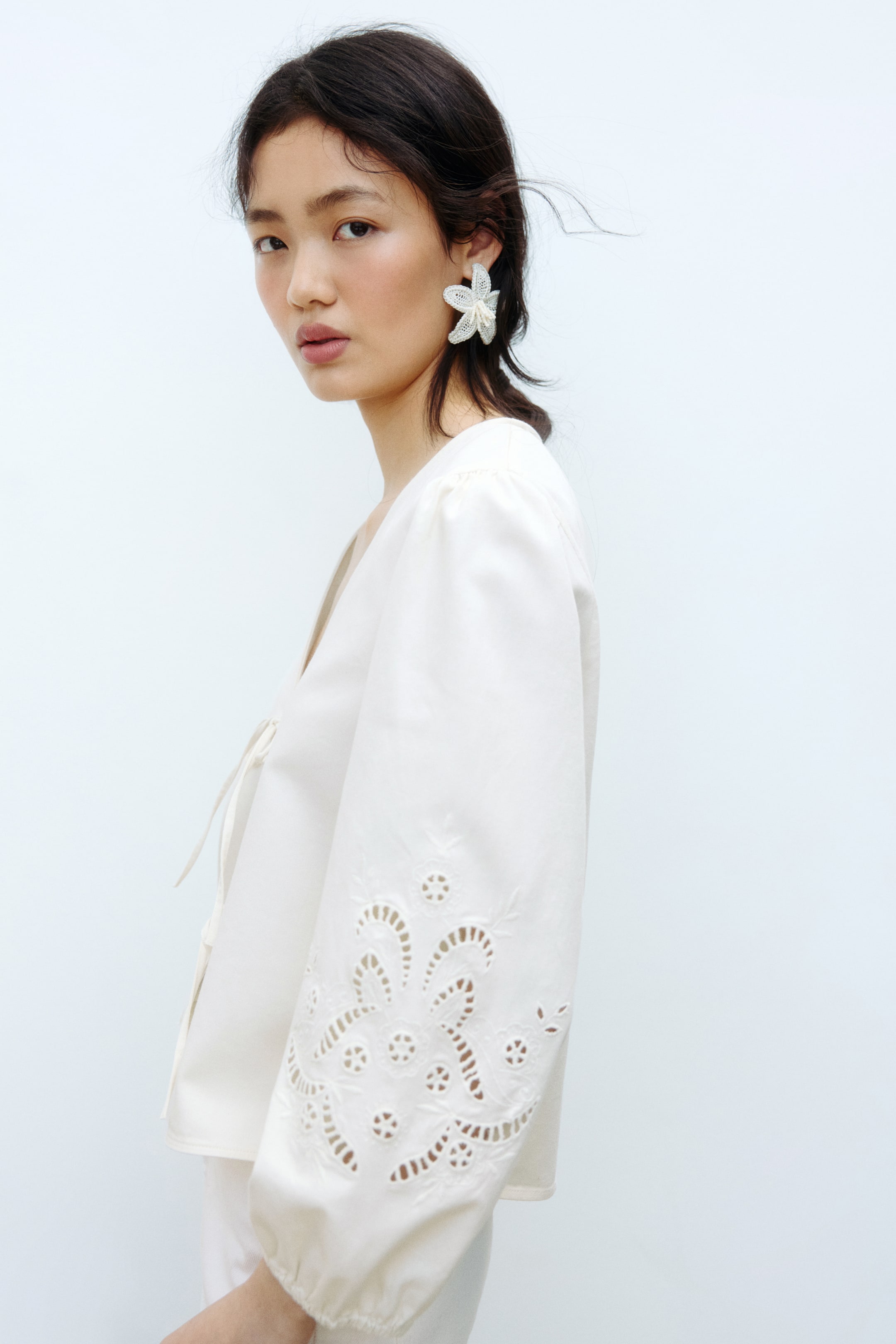 Женские куртки H&M Eyelet-Embroidered Jacket with Tie Detail — фото 6