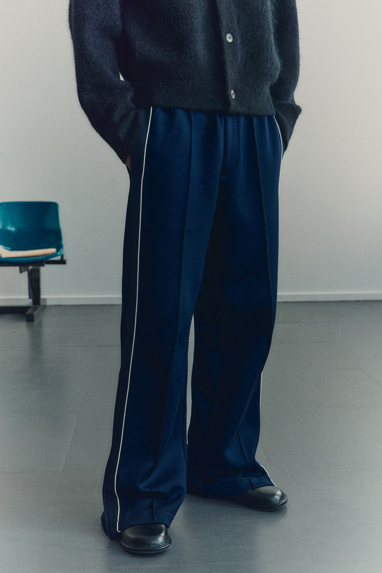 Rozszerzane spodnie sportowe Regular Fit - Ciemnoniebieski - 7