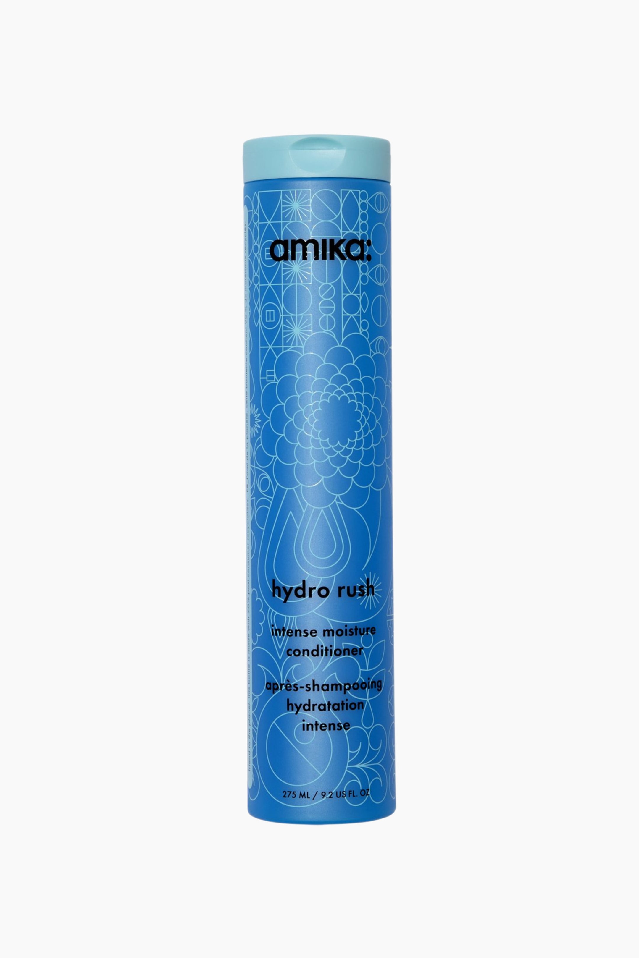 Visa större bild: Hydro Rush Intense Moisture Conditioner står upprätt och visar en cylindrisk blå flaska med ljusblå kork. Den framåtvända flaskan visar intrikata, ljusblå geometriska och blomsterinspirerade linjetecknade mönster tillsammans med svart varumärkes- och produktnamnstext.