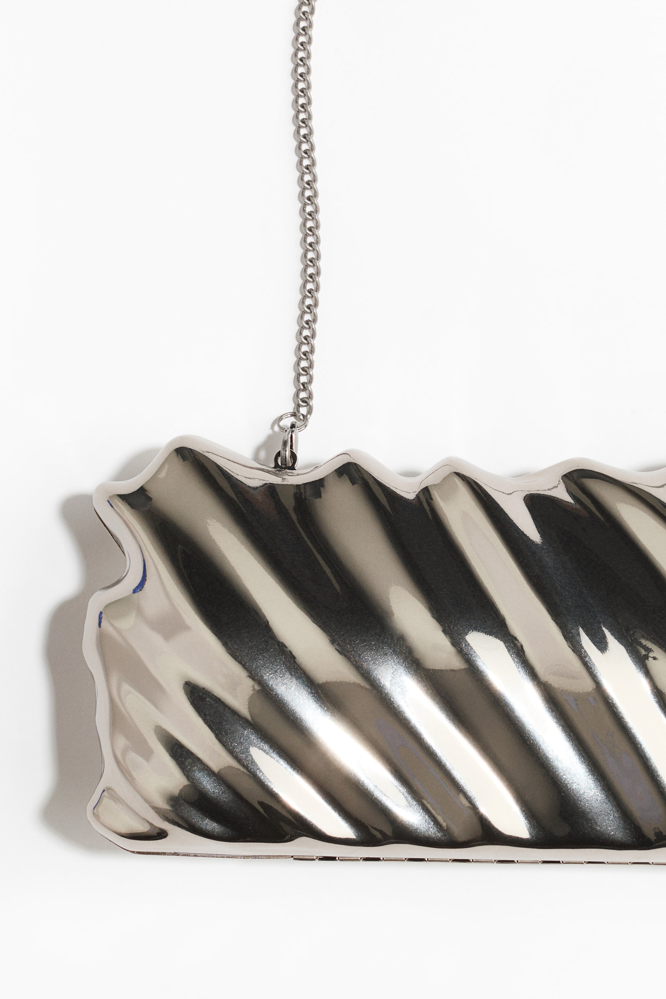 Pochette ondulée en métal