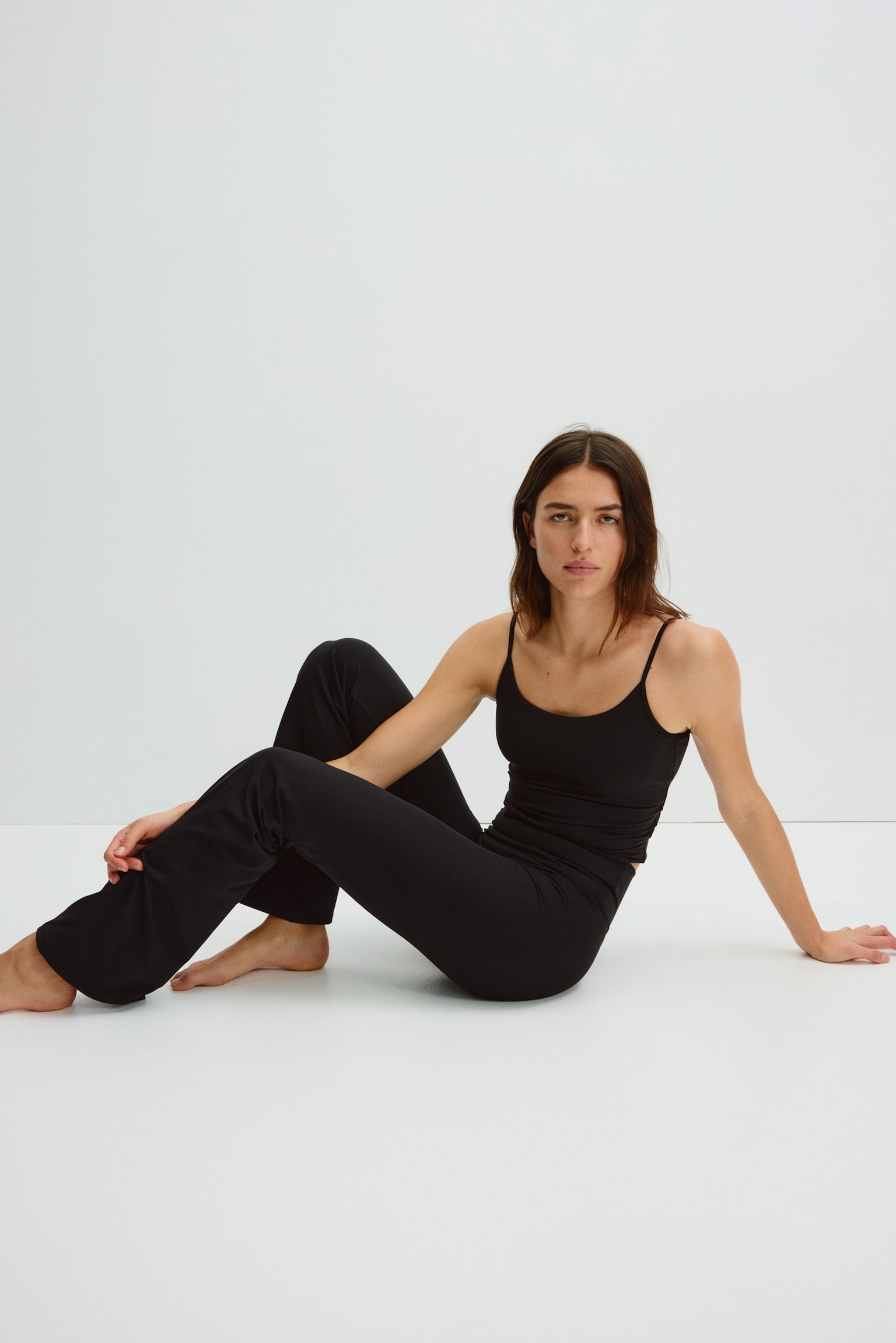 H&M Move Женские леггинсы H&M Tall Flared Leggings with SoftMove™, цвет: Чёрный — фото 3
