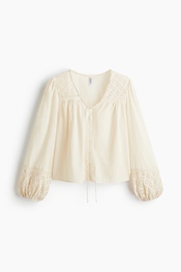 Blus med spetsdetaljer