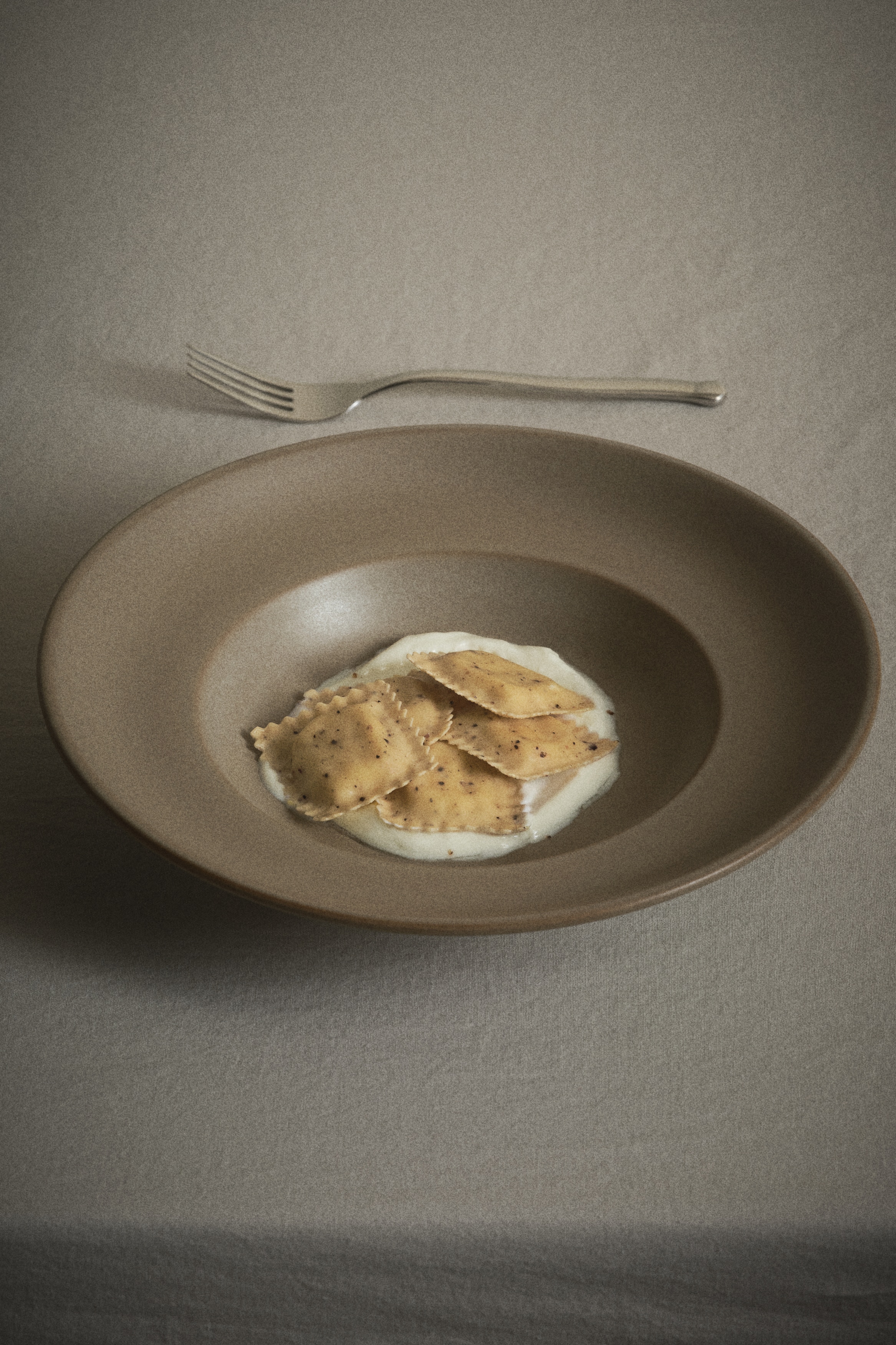 2-pack dyp tallerken med reaktiv glasering - Beige/Lys beige/Sort