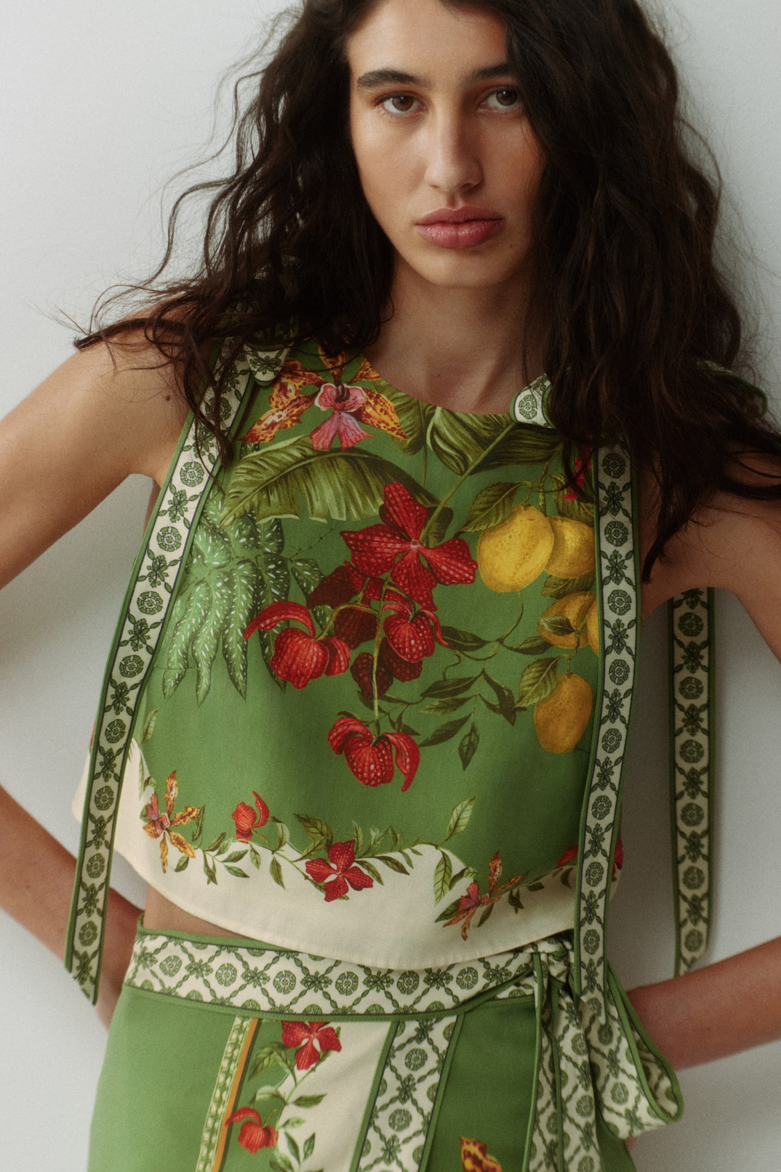 קרופ טופ עם קשירה - ירוק/פרחים - 1