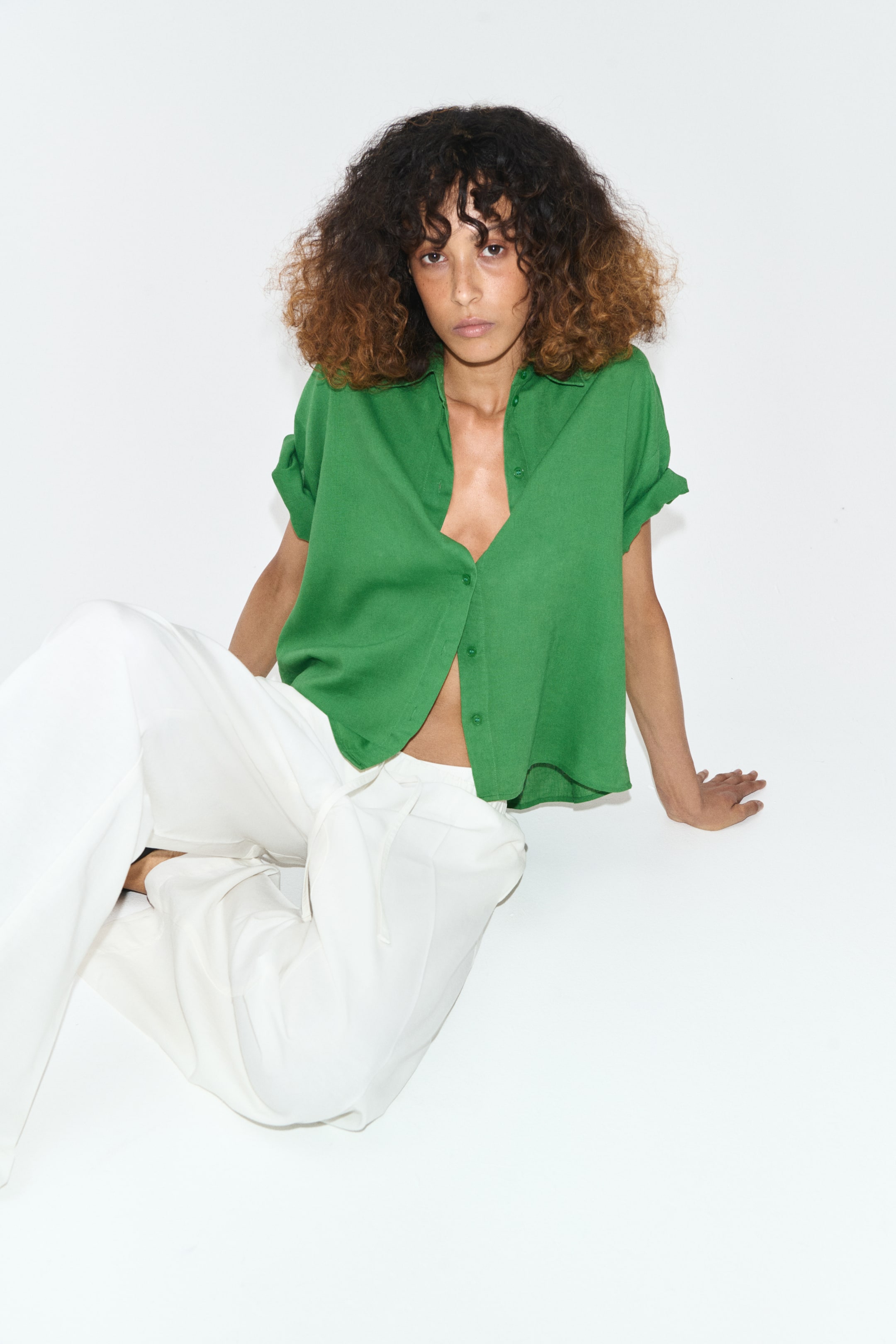 Женские рубашки H&M Oversized Linen-Blend Shirt — фото 6