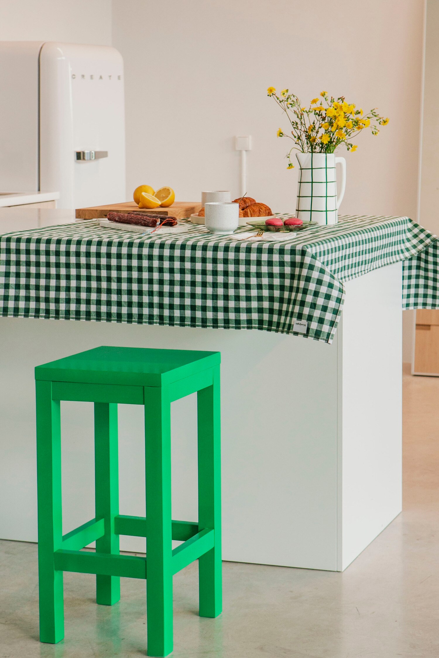 Set Di 2 Sgabelli In Pino Laccato - Verde Smeraldo/Rosso Fiamma