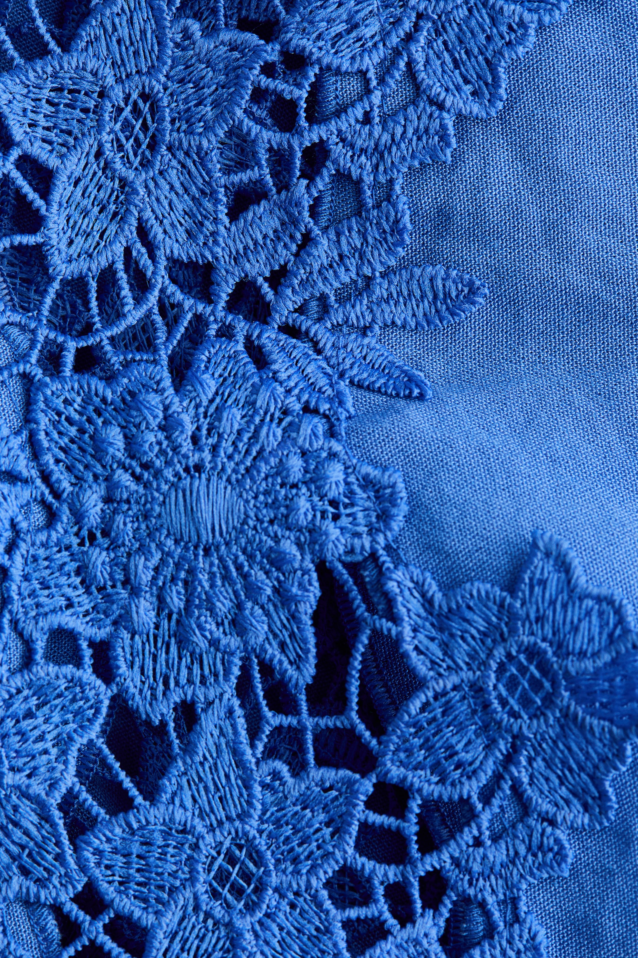 Robe froissée avec broderie anglaise