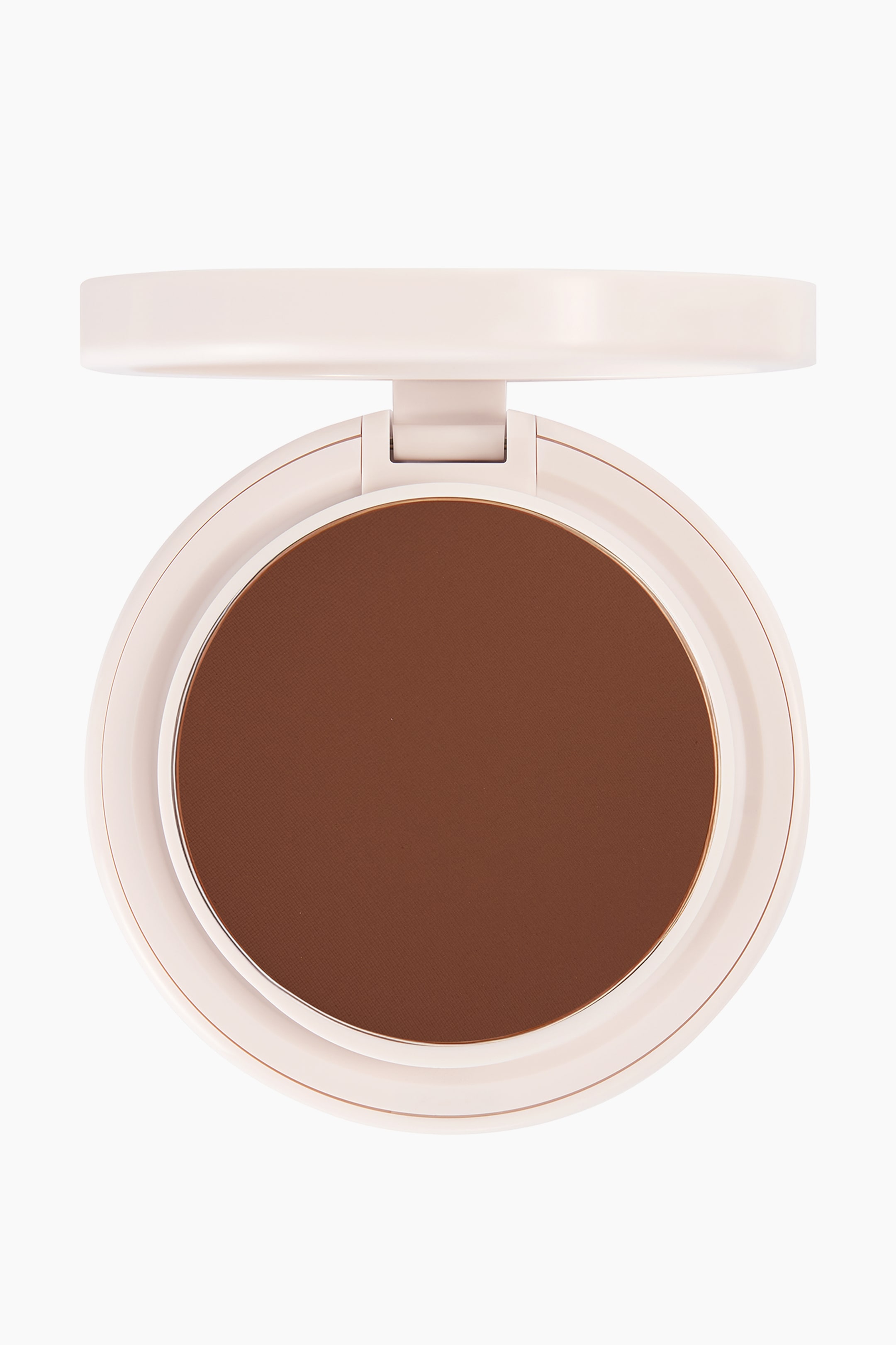 Se større billede: Natural Blur Powder Foundation vises i en åben, cirkulær, lys beige pudderdåse, der fremviser et glat, mat, dybt brunt pudder. Pudderdåsen vender direkte fremad med låget hvilende i åben position.
