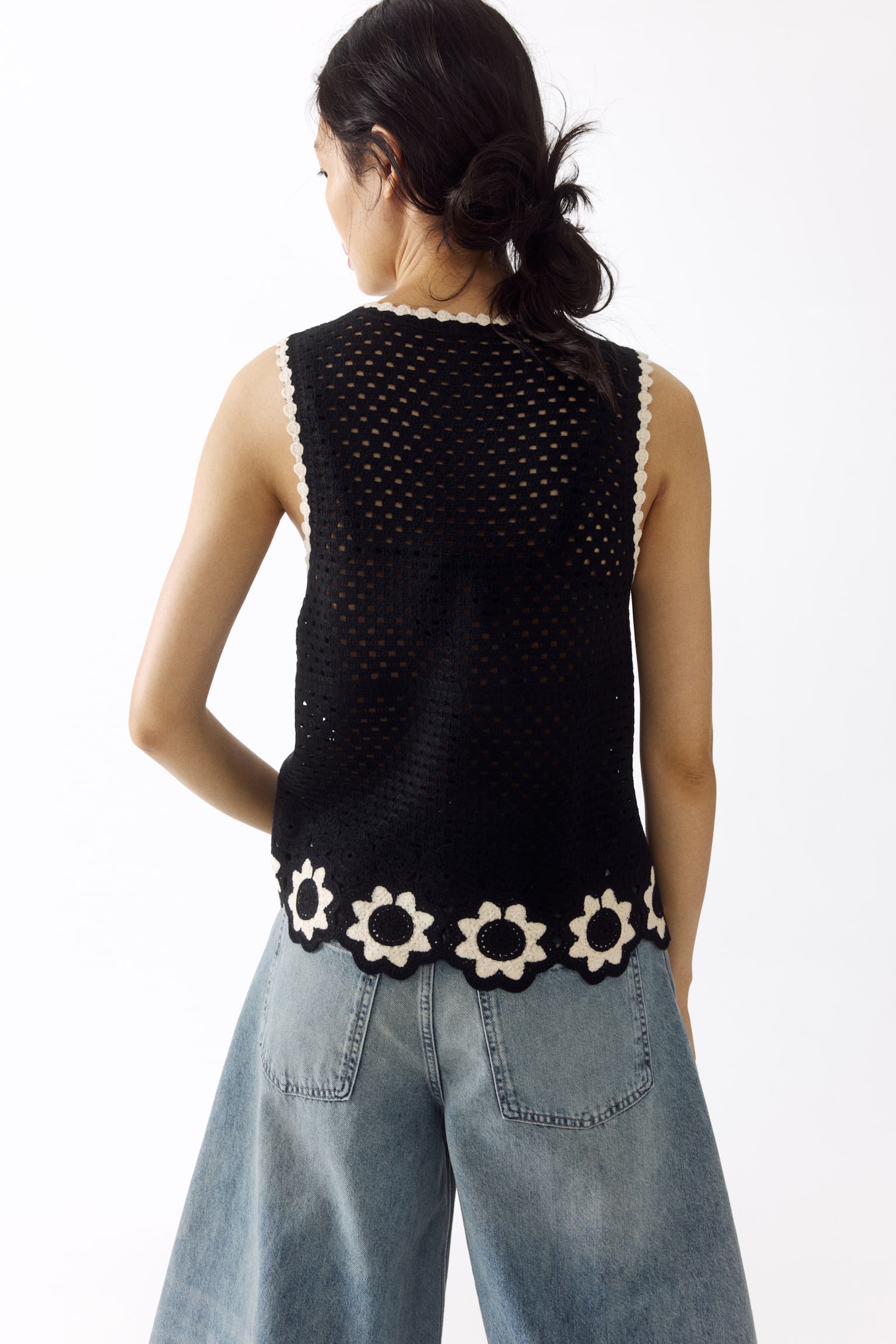 Crochet-look hole-knit top - Black/Flowers - 3