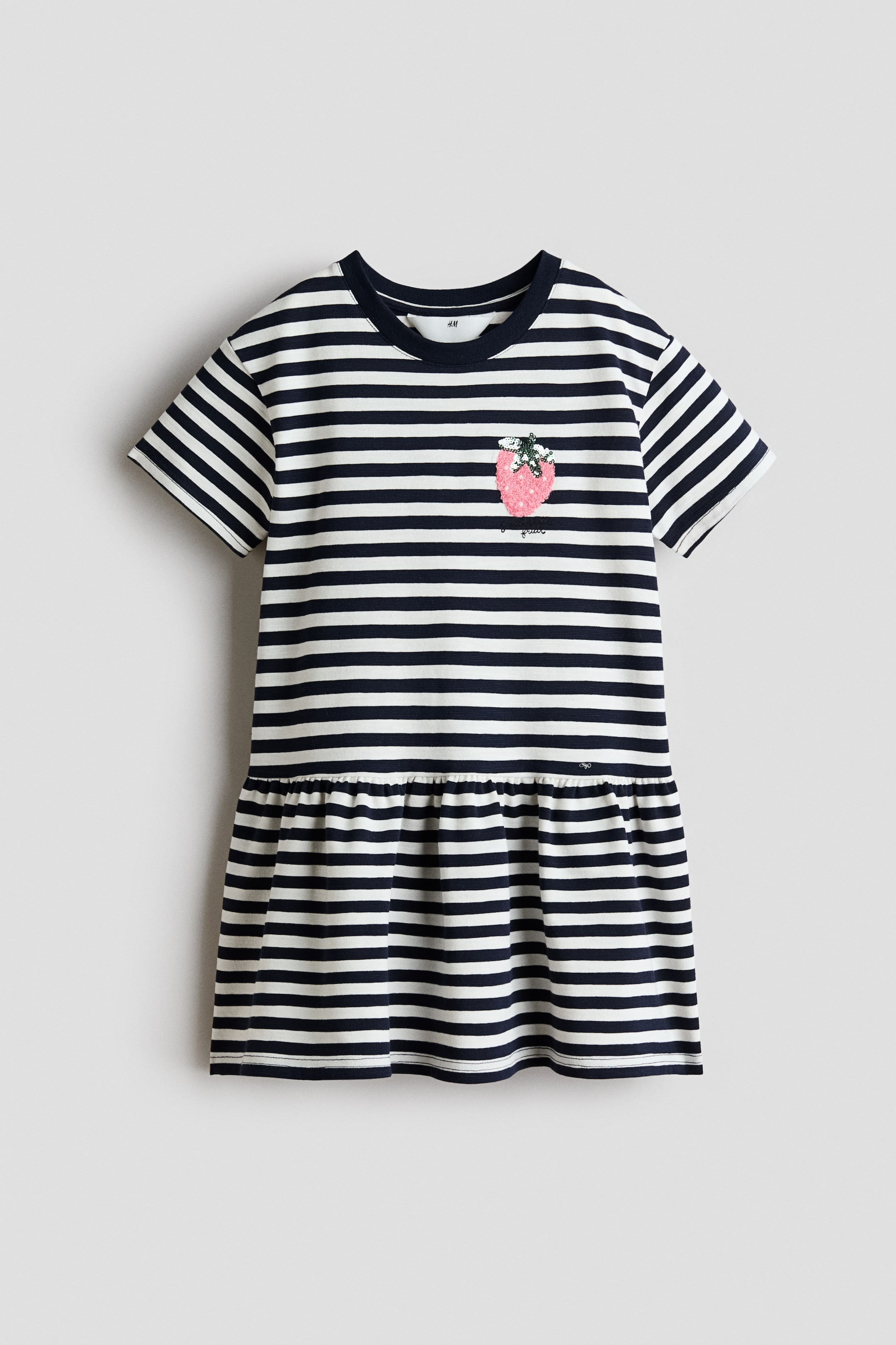 Ver imagen más grande: Vestido de manga corta con rayas horizontales en azul marino y blanco, escote redondo y cintura caída fruncida, con un aplique de fresa con lentejuelas rosas en el pecho.