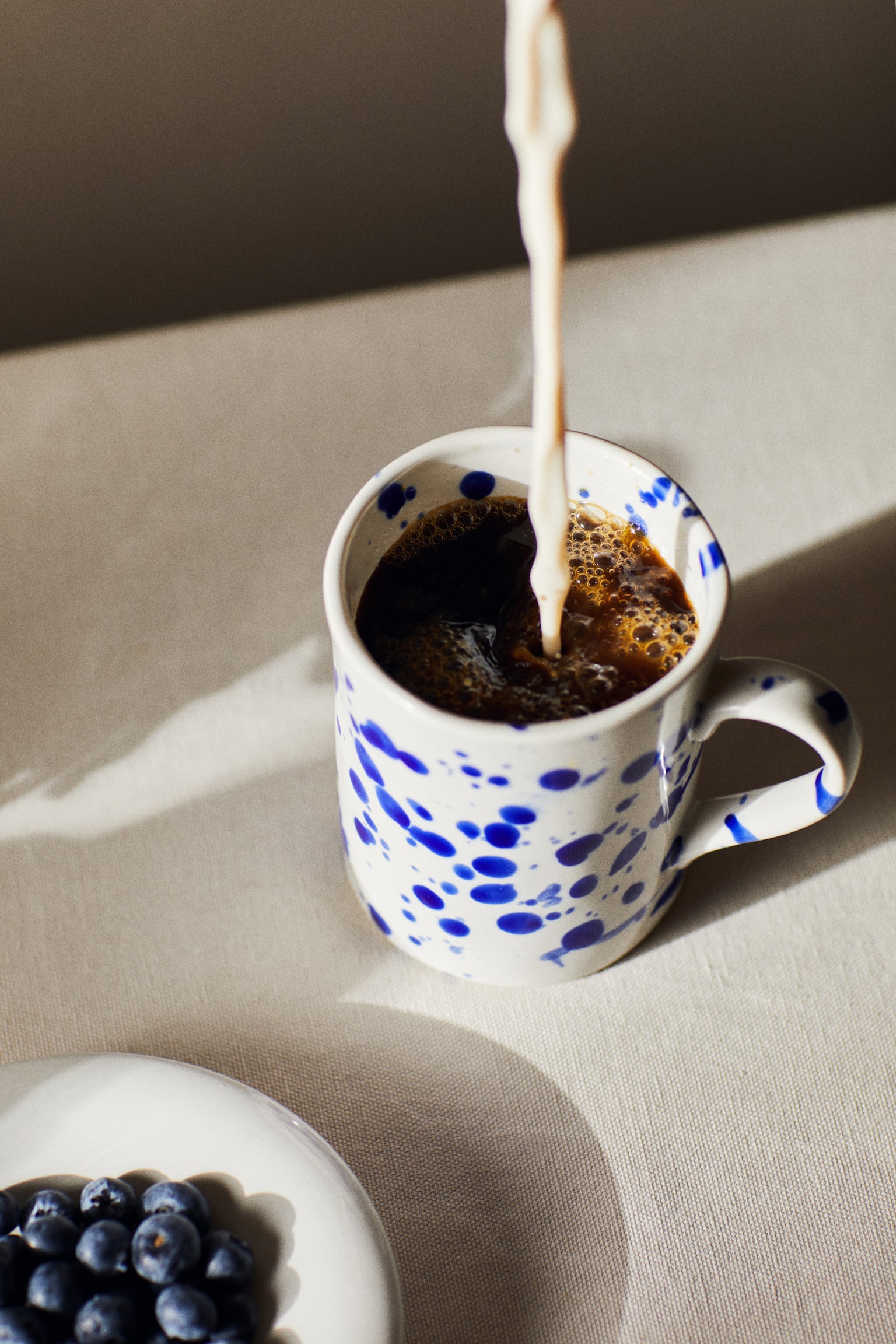 Speckled-glaze stoneware mug - Natural white/Dark blue/Brown/Patterned - 2