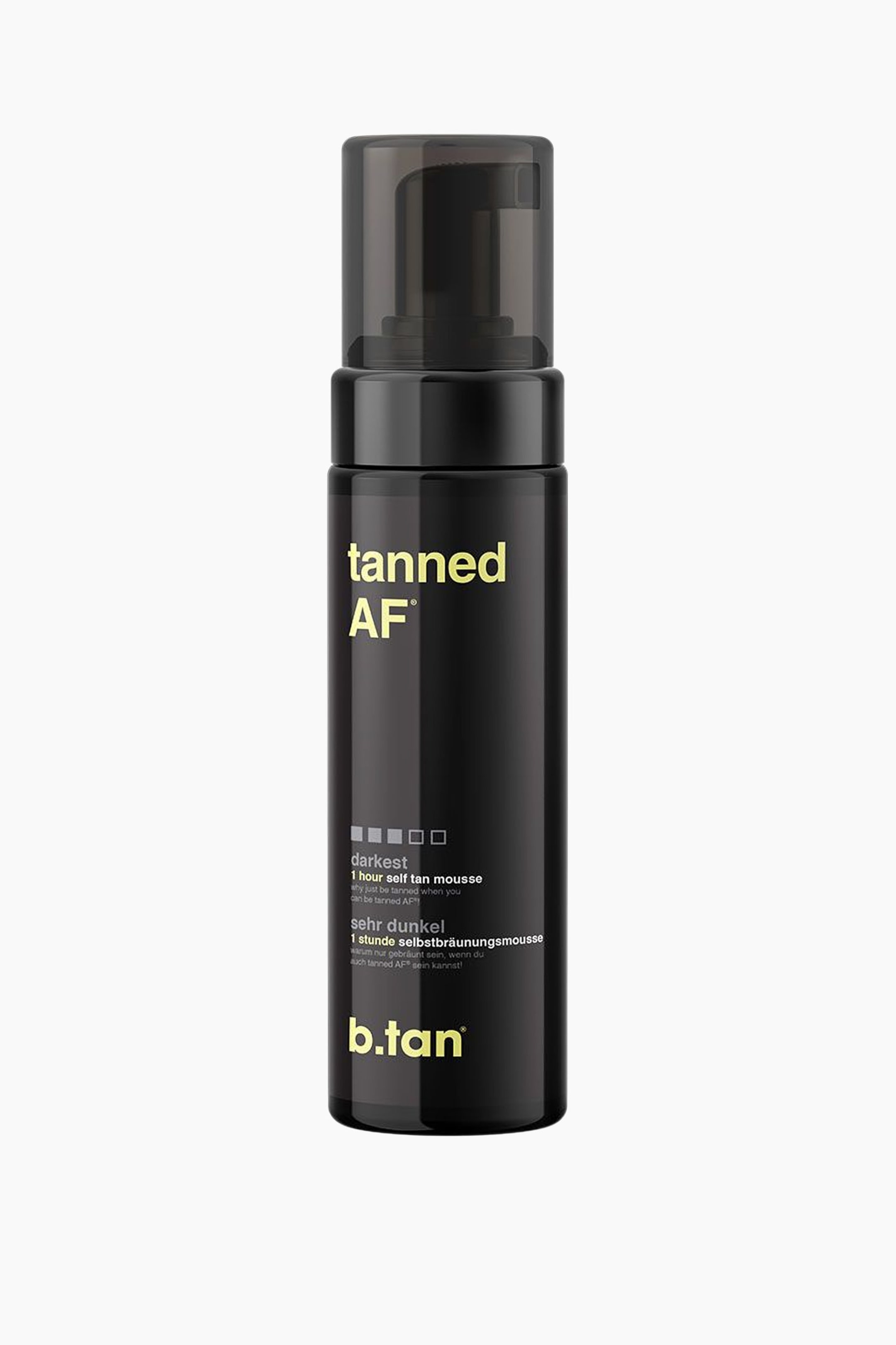 Visa större bild: En svart cylindrisk flaska med b.tan "tanned AF" brun-utan-sol mousse har en mörk genomskinlig pumpdispenser och lock. Flaskan visar "tanned AF" och "b.tan" i gult, med "darkest 1 hour self tan mousse" i vit text.