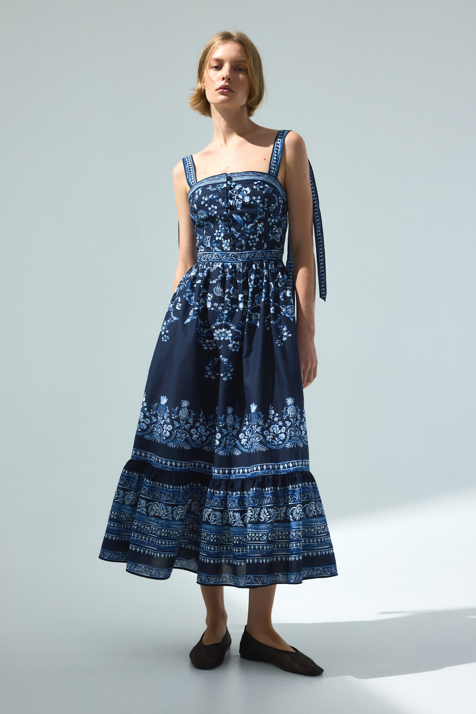 שמלת כותנה עם כתפיות נקשרות - כחול נייבי/פרחוני - 6