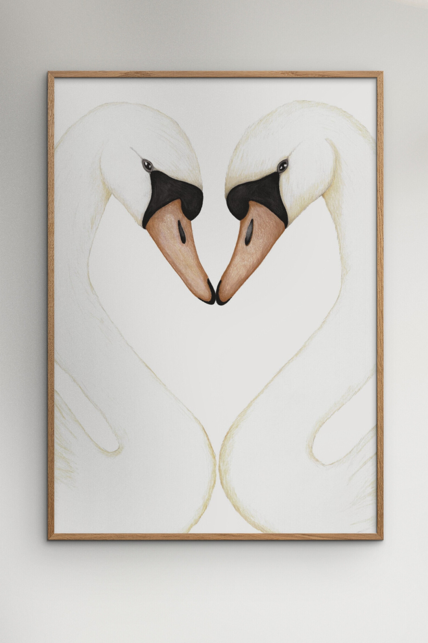 Een illustratie toont twee witte zwanen die tegenover elkaar staan, met hun sierlijk gebogen halzen en tegen elkaar aanrakende snavels, waardoor ertussen een hartvormige ruimte ontstaat. Het kunstwerk laat gedetailleerde textuur zien in de witte veren, zwarte gezichtsvlekken en perzikkleurige snavels.