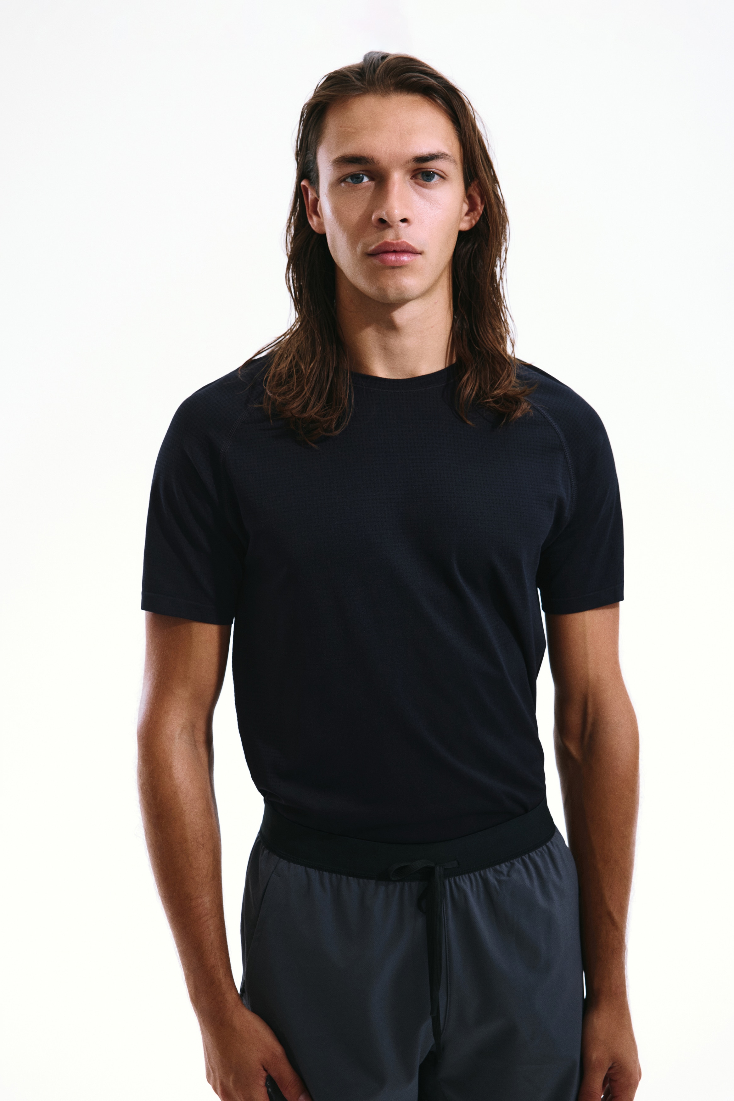 Αθλητικό T-shirt Muscle Fit με τεχνολογία DryMove™Μοντέλο