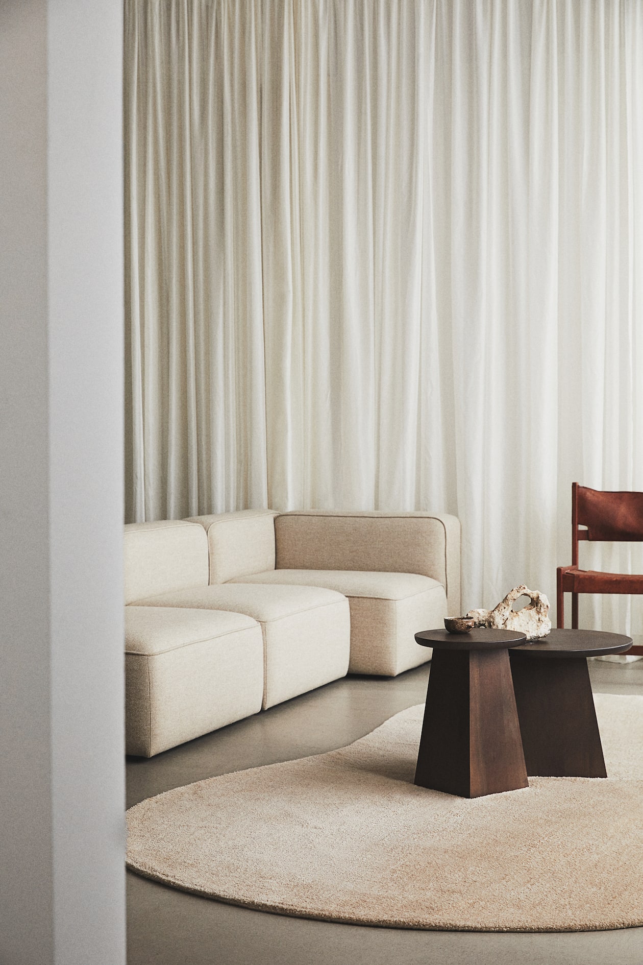 Large asymmetric rug - Light beige - Home All | H&M GB