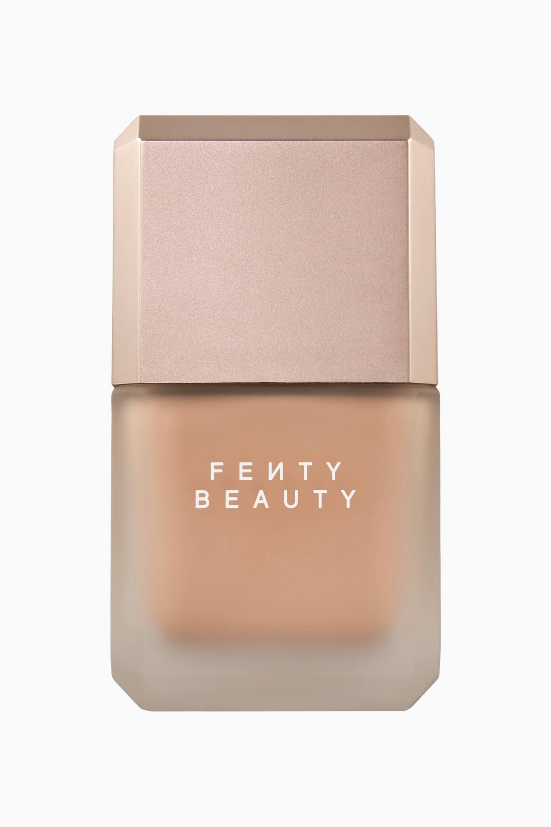 Visa större bild: Pro Filt'r Fluid Flex Matte Longwear Foundation står upprätt och vänd rakt framåt, med en frostad glasflaska med fasade hörn som visar en mediumbrun flytande nyans inuti. Flaskan visar den vita logotypen "FENTY BEAUTY" tryckt på framsidan och är försedd med ett matchande, fasat metallock i roséguld.