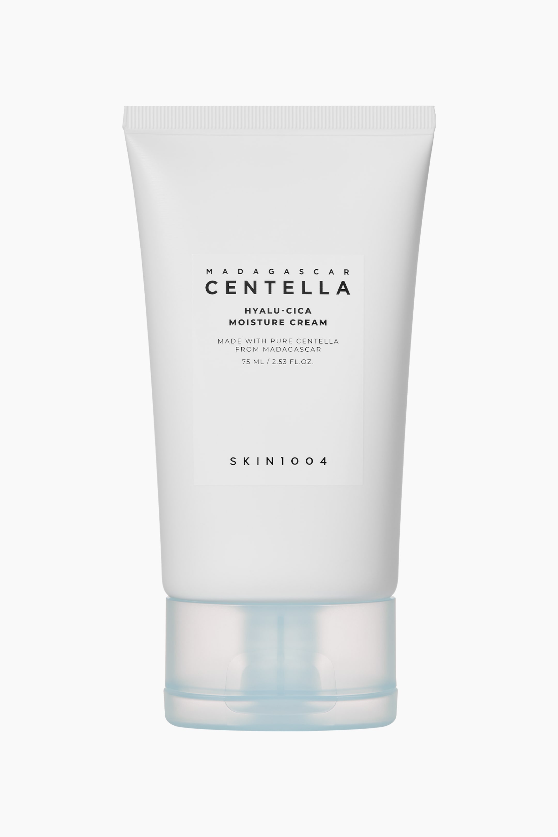 Näytä suurempi kuva: Valkoinen putkilopakkaus Madagascar Centella Hyalu-Cica Moisture Cream -voidetta seisoo pystyssä ja siinä on valkoinen etiketti, jossa on mustaa tekstiä. Etiketissä kerrotaan tuotteen nimi, brändi SKIN1004, alkuperä sekä tilavuus 75 ml, ja putkessa on läpikuultava vaaleansininen flip-top-korkki pohjassa.