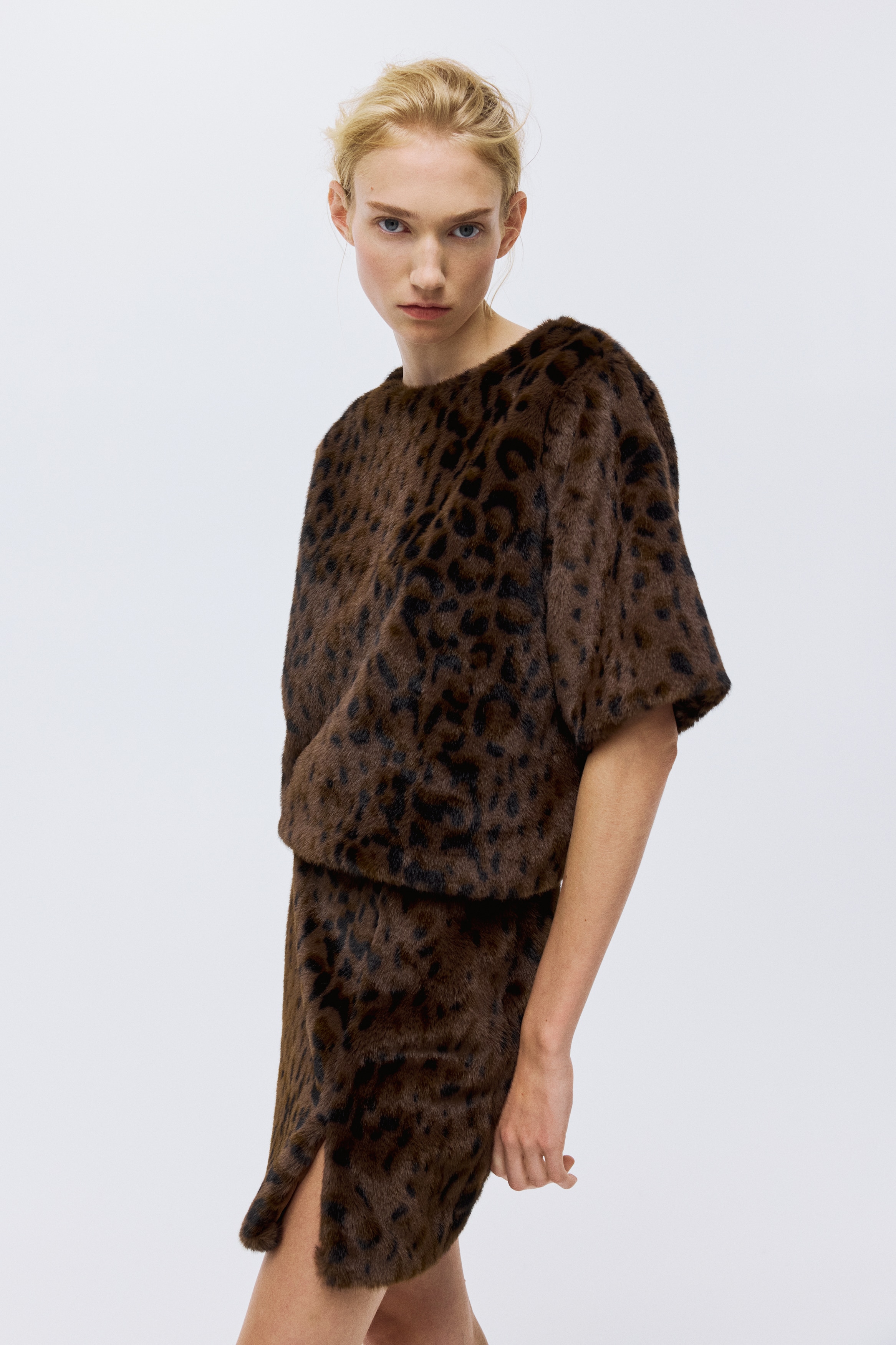 Moda Damska - Luźny top z puszystego materiału Ciemnobrązowy/Panterka - Size: S  - H&M