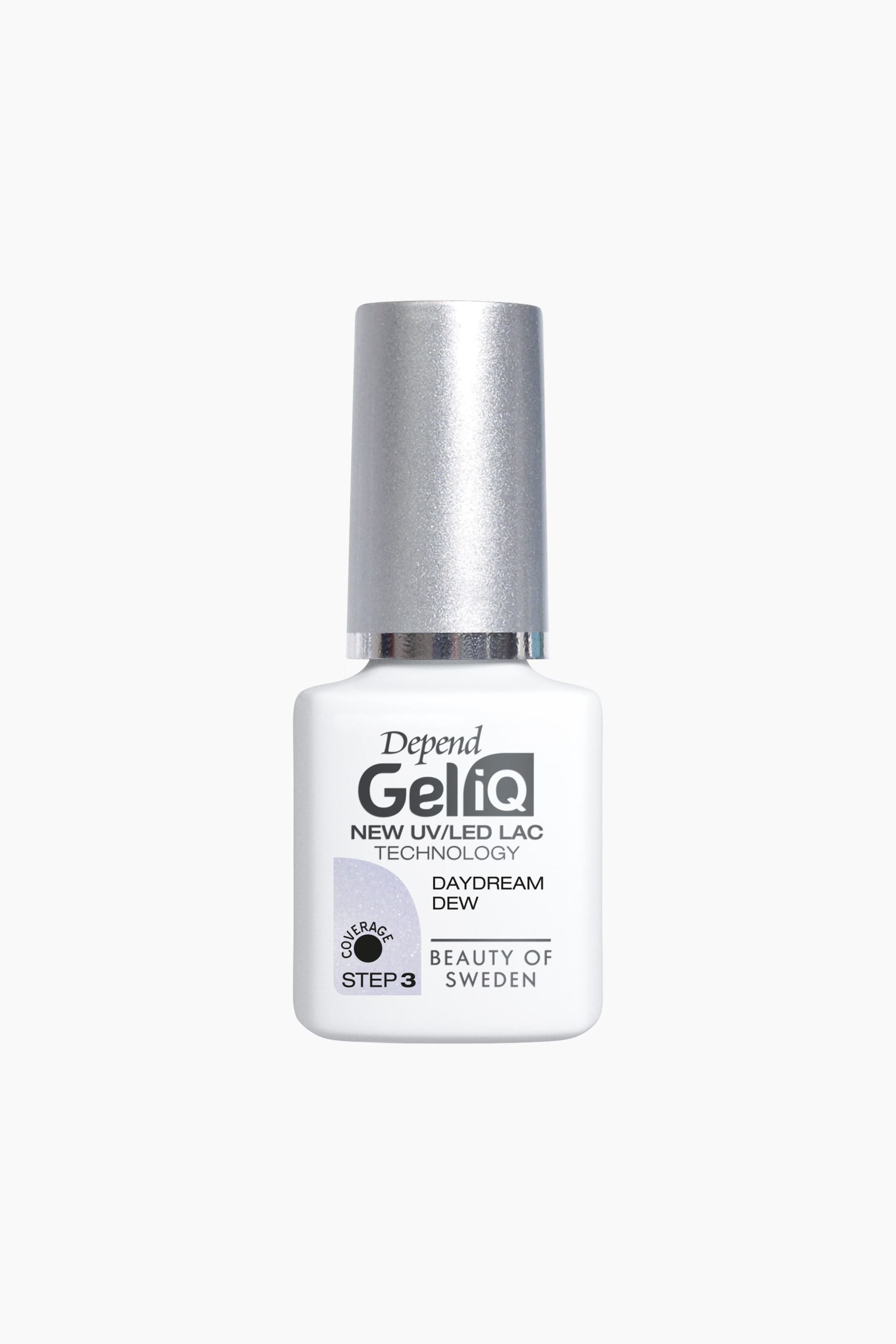 Se større billede: En hvid, firkantet neglelakflaske står oprejst med en sølvfarvet cylindrisk hætte. Frontetiketten viser "Depend GeliQ," "NY UV/LED LAC TEKNOLOGI," "DAYDREAM DEW," og "BEAUTY OF SWEDEN," sammen med en cirkulær grafik der indikerer "DÆKNING" med en lys lilla farveprøve og "TRIN 3."