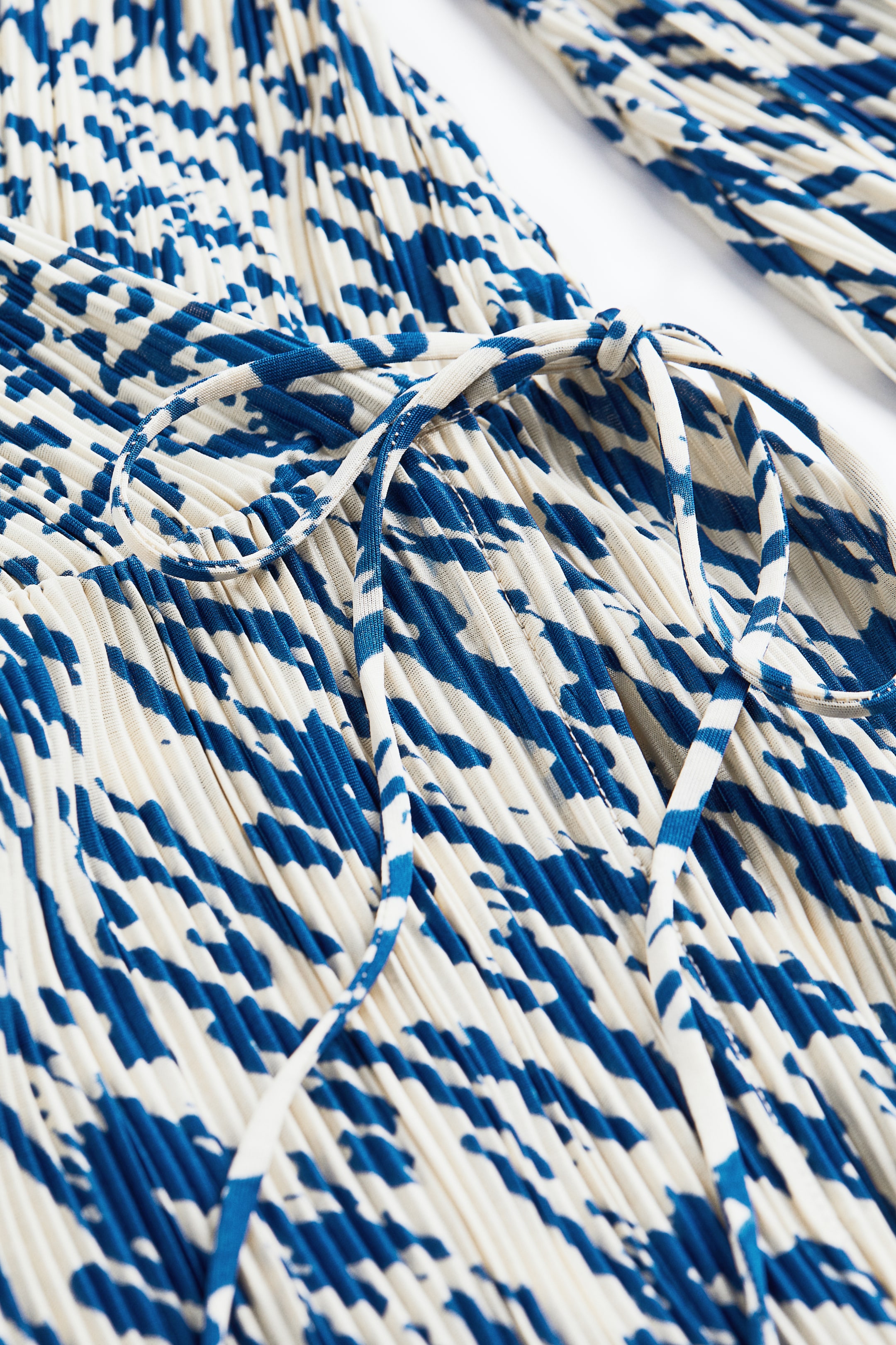 Xem ảnh lớn hơn: Váy đáp chéo, xếp ly - Màu xanh dương/Hoa văn - Ladies | H&M VN 2