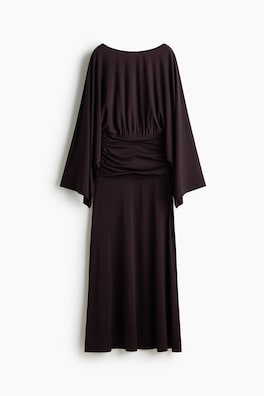 Draperad klänning med fladdermusärm