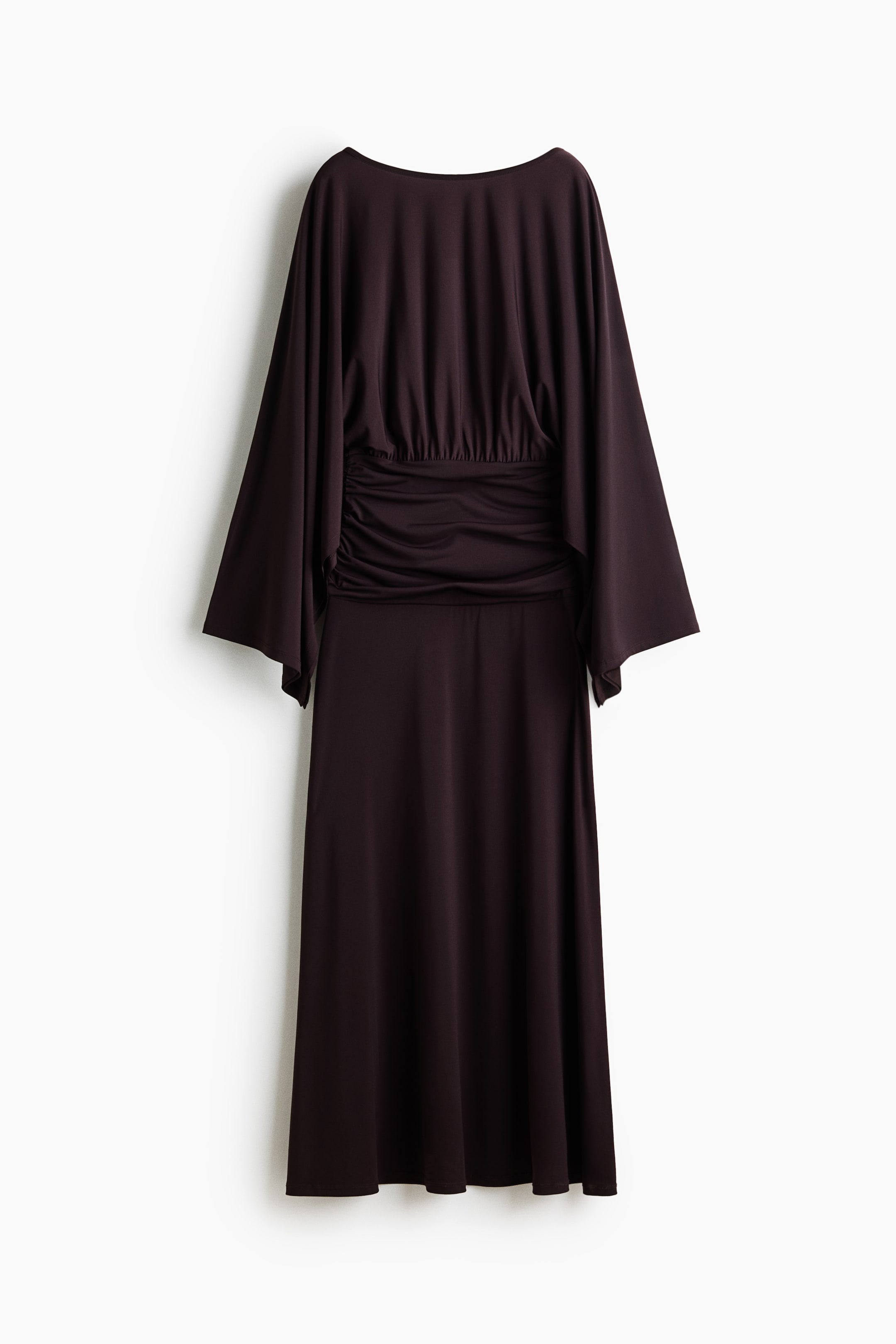 Büyük resmi görüntüle: Koyu erik rengi bir elbise; kayık yaka, geniş yarasa kollara ve orta kısmında büzgü detayına sahip olup midi boy eteğe doğru akmaktadır.