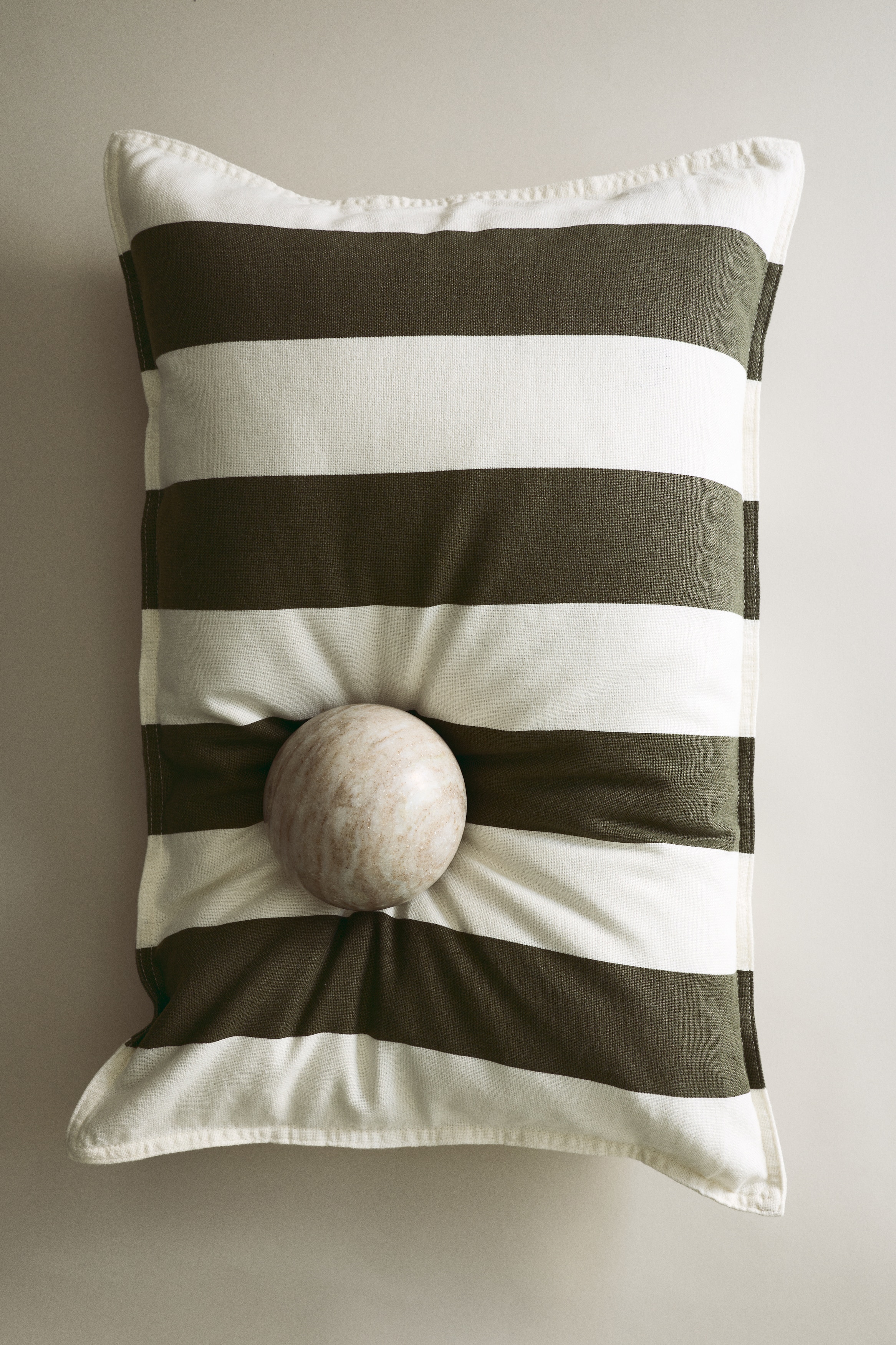 Housse de coussin en lin mélangé - Vert olive/rayures blanches/Brown/White striped/Beige/rayures blanches/Jaune clair/rayé/Bleu ancien clair/rayé/Rose ancien clair/rayé