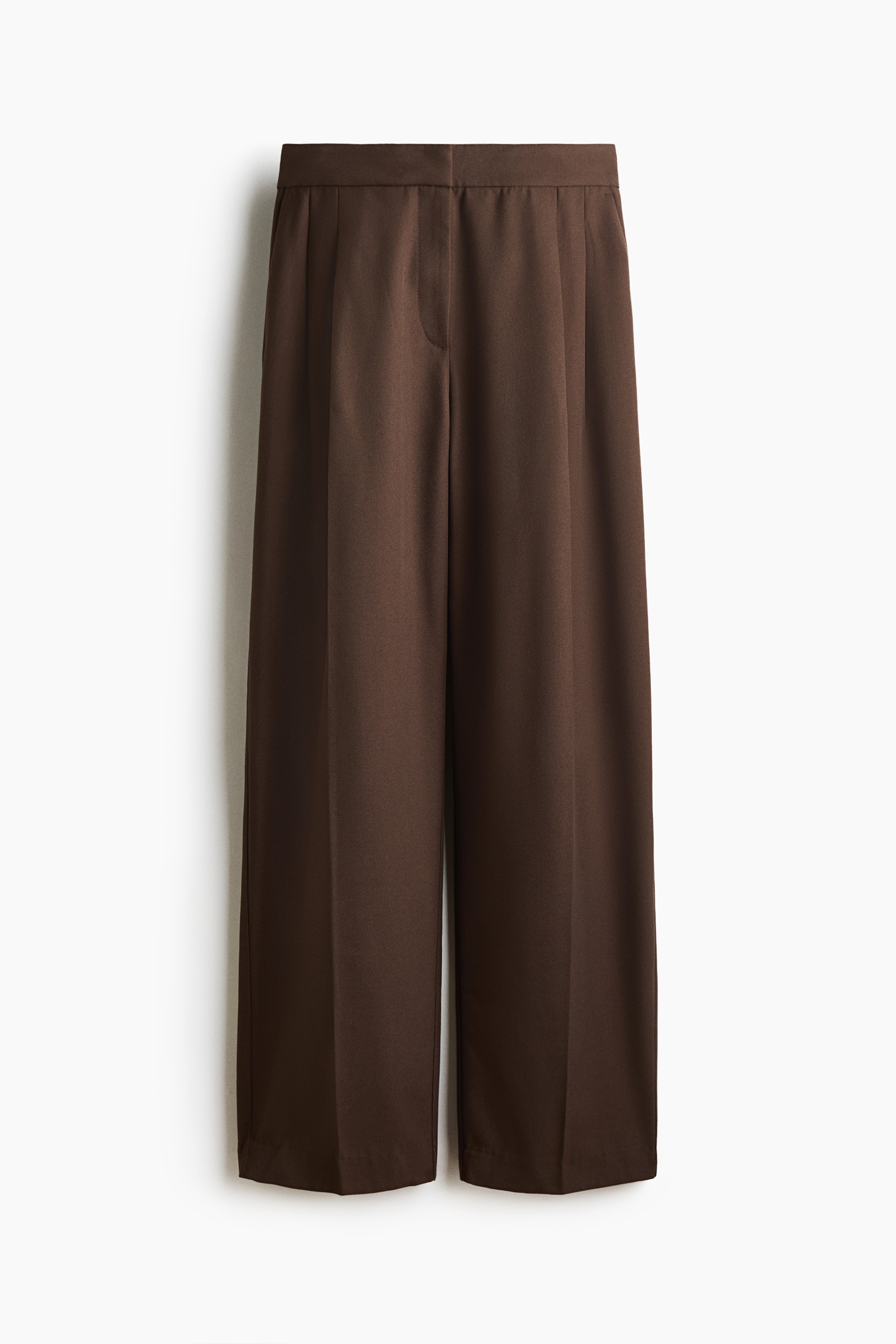 Voir une image plus grande: Pantalons larges marron présentant une ceinture avant plate avec plis, une fermeture éclair dissimulée, et une coupe ample et droite s'étendant jusqu'aux ourlets simples.