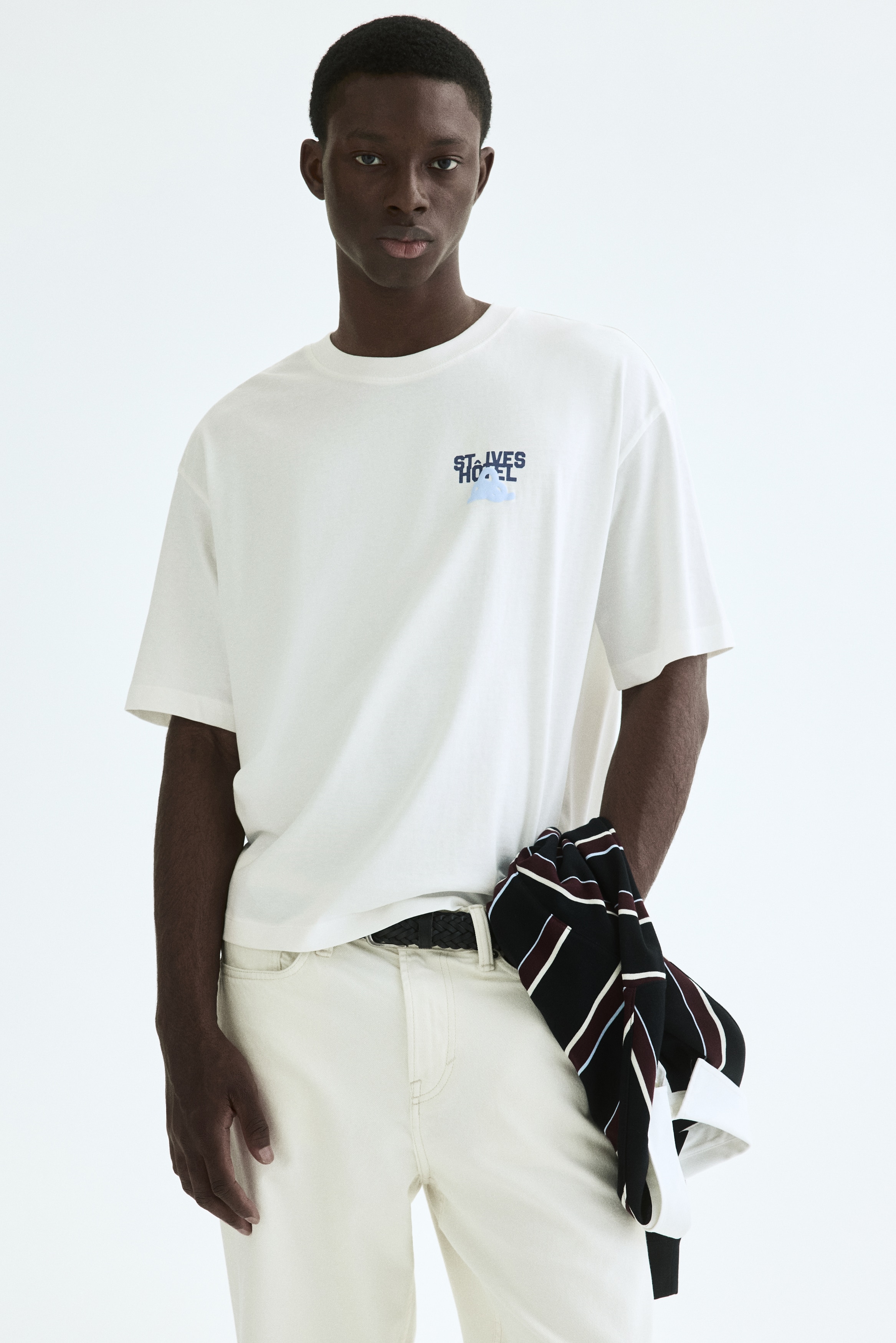 リラックスフィット プリントTシャツ - ホワイト／St.Ives Hôtel - Men