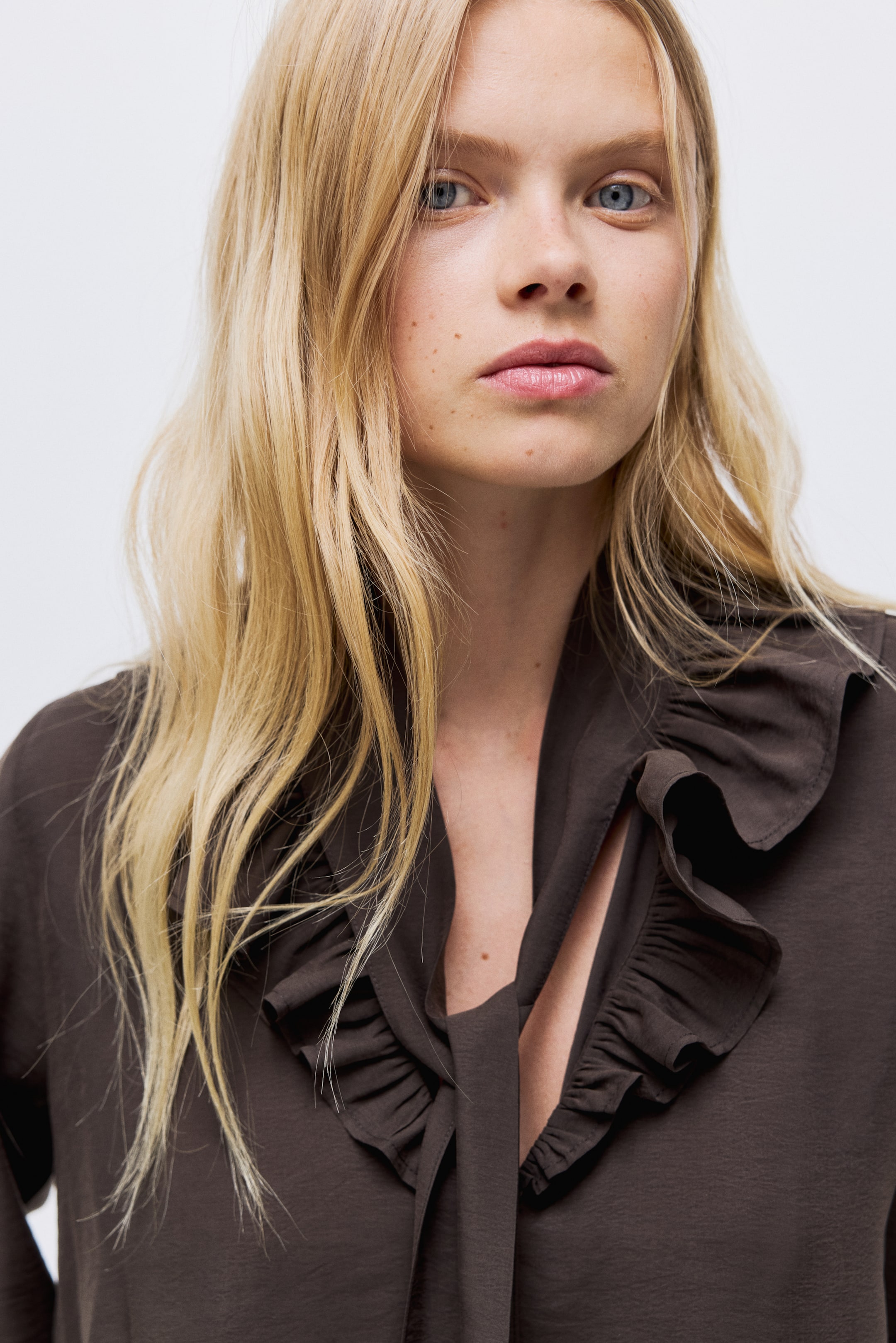 Büyük resmi görüntüle: Yakası Bağcıklı Bluz - Koyu kahverengi - KADIN | H&M TR 1